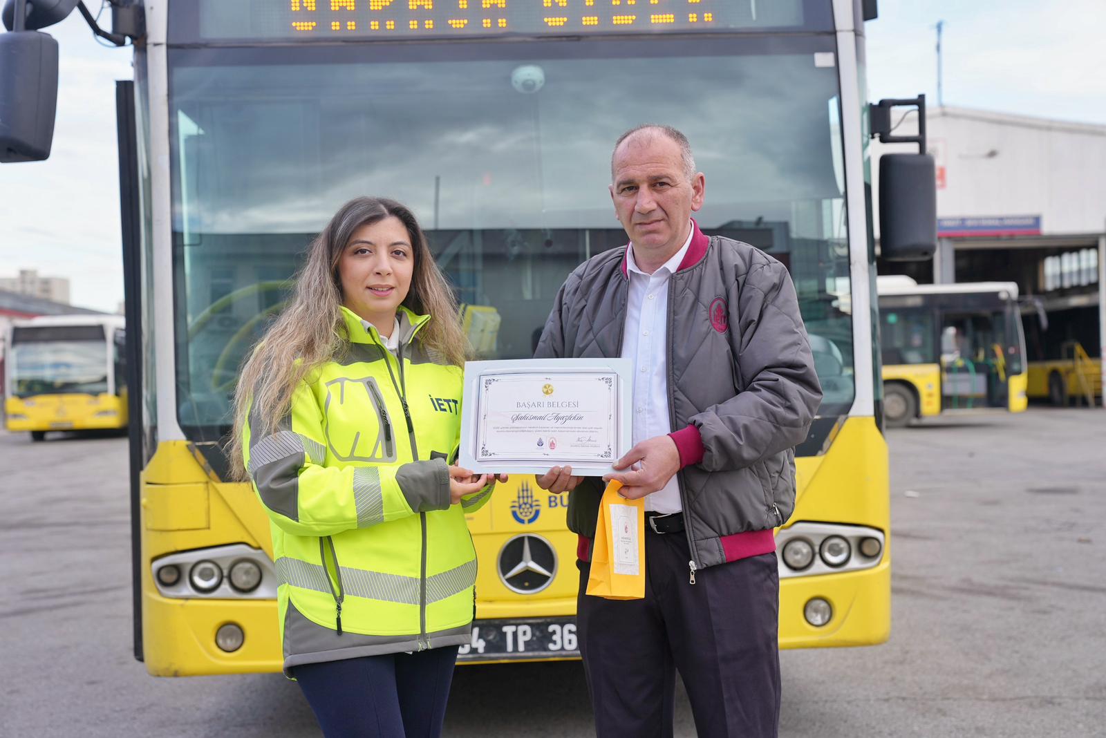 İETT Kaptanı Şahismail Ayaztekin’den 24 Kasım’da anlamlı jest: Öğretmenlere çiçek sürprizi