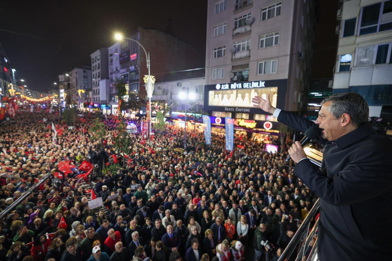 SON DAKİKA: Özel’den Ümraniye’de Sert Sözler: “Meydanlar Milletin Kalesidir!” – Başsavcı Gürlek’e “Ek Gelir” Sorusu