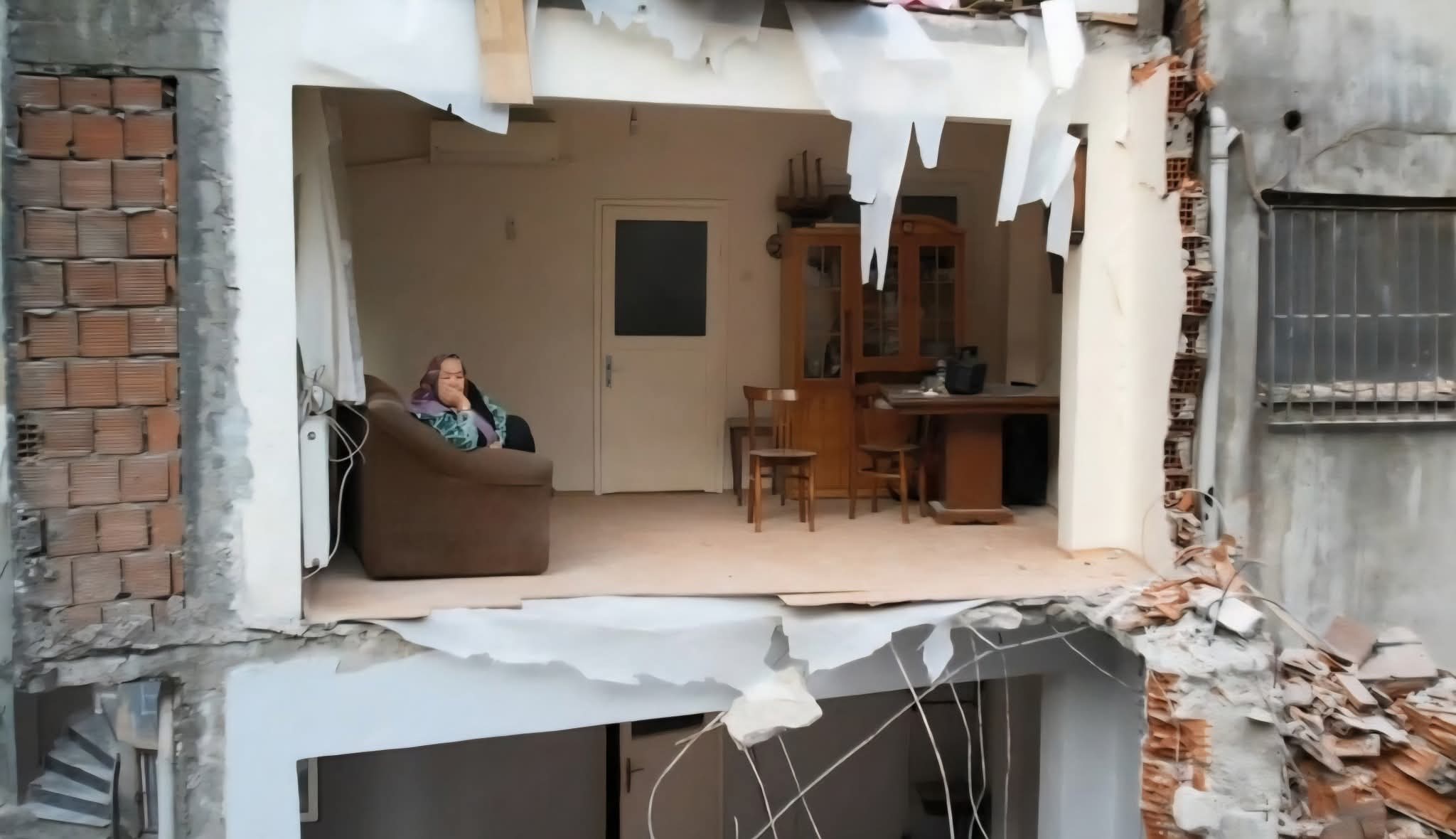 Gülermisin Ağlarmısın: Zeytinburnu’nda Yıkılan Binanın Bıraktığı ‘Duvarsız’ Manzara Muamma Yarattı