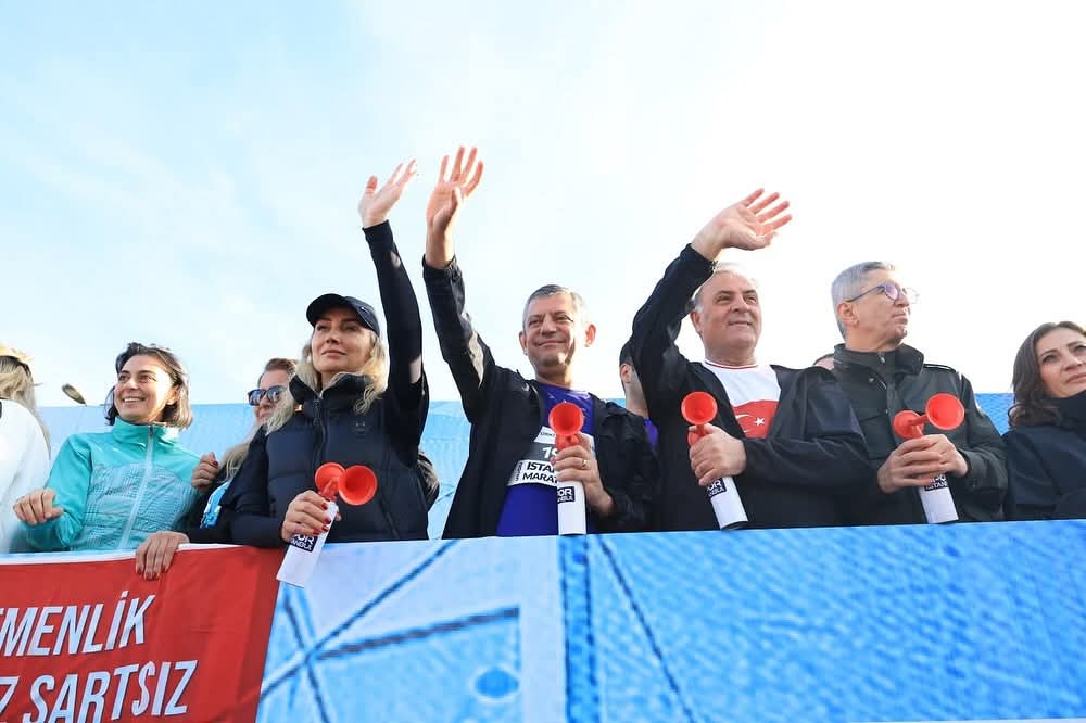 CHP Lideri Özel ve İl Başkanı Çelik, ÇYDD İçin Koştu: İki Kıtayı Birleştiren Maraton, Dayanışmaya Köprü Oldu