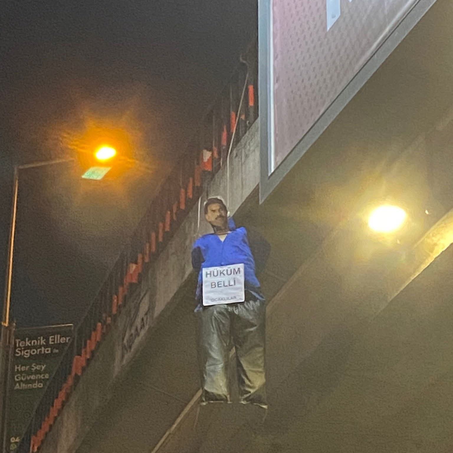 Trabzon’da Köprüye Terörist Başı Maketi Asıldı: Üzerinde “HÜKÜM BELLİ” Yazısı Bulundu