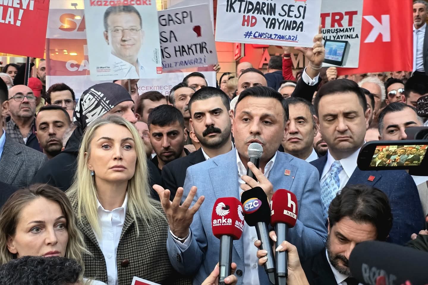 CHP İl Başkanı Özgür Çelik ve Dilek Kaya İmamoğlu’ndan TRT Önünde Şeffaflık ve Tarafsızlık Eylemi