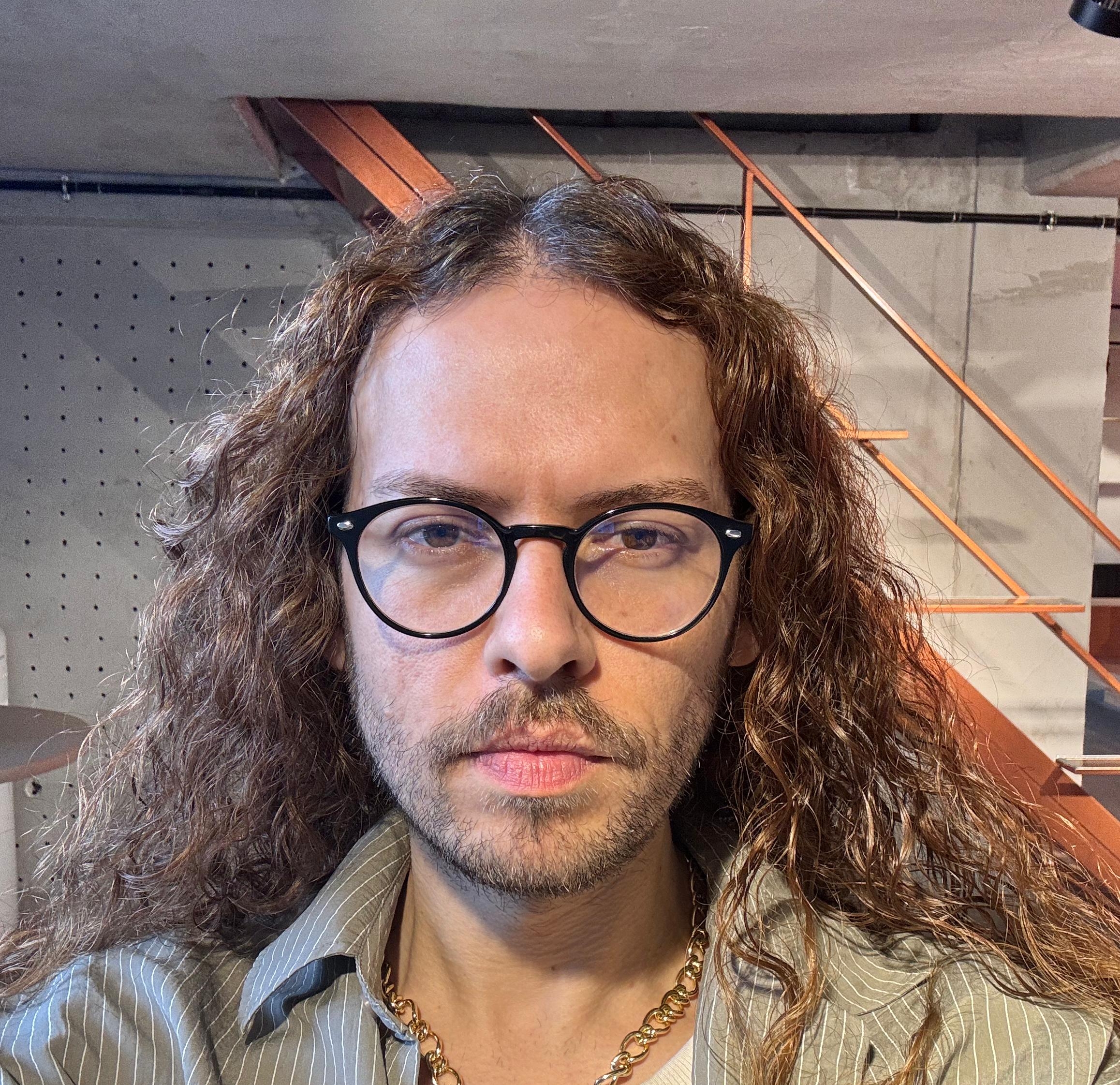 Yeni Nesil Aktivizmin Yüzü: Enver Mutlu — Daha Modern, Daha Sert, Daha Gerçek