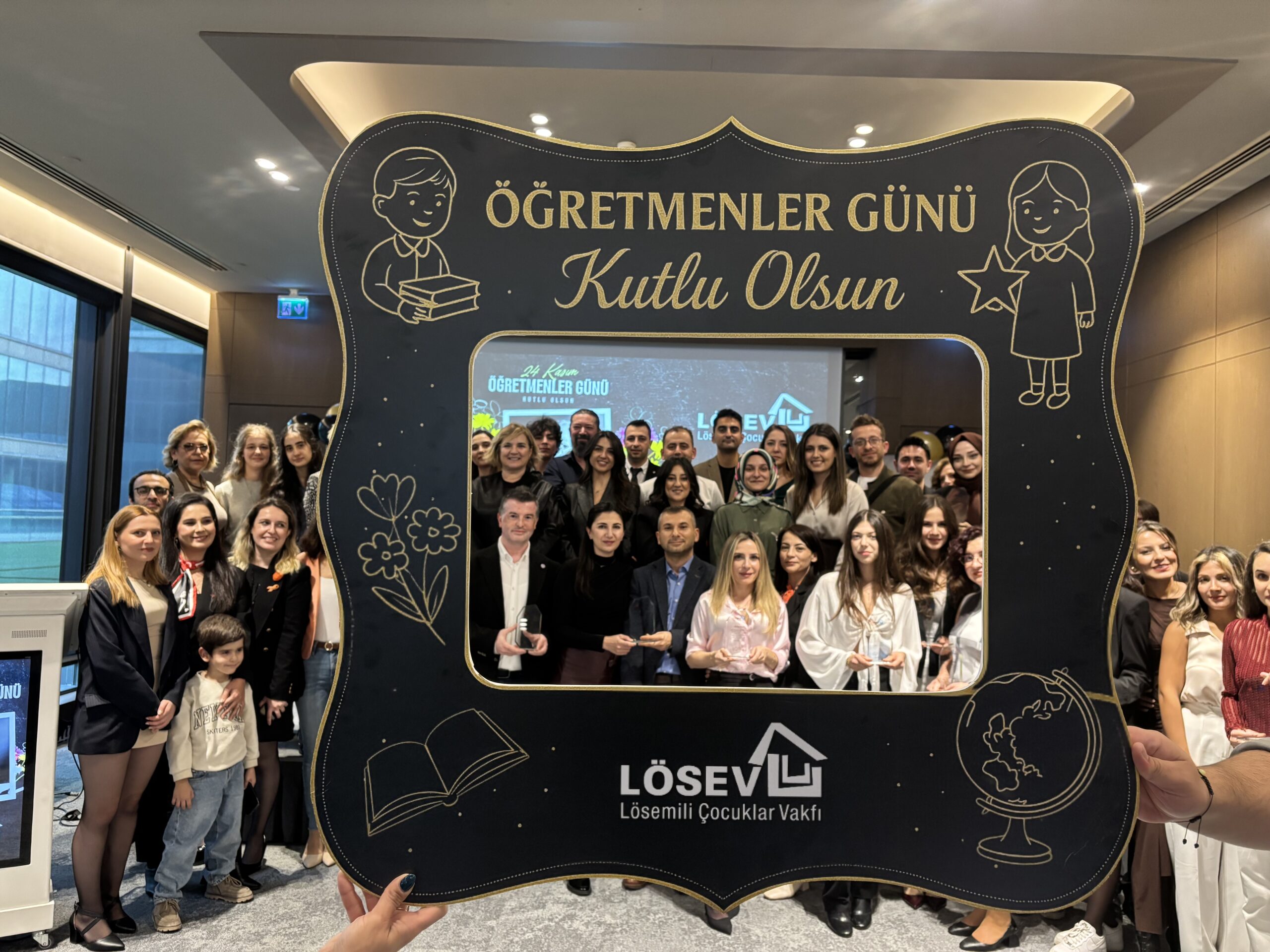 LÖSEV, Öğretmenler Günü’nü Türkiye Genelinde Gönüllü Öğretmenleriyle Kutladı