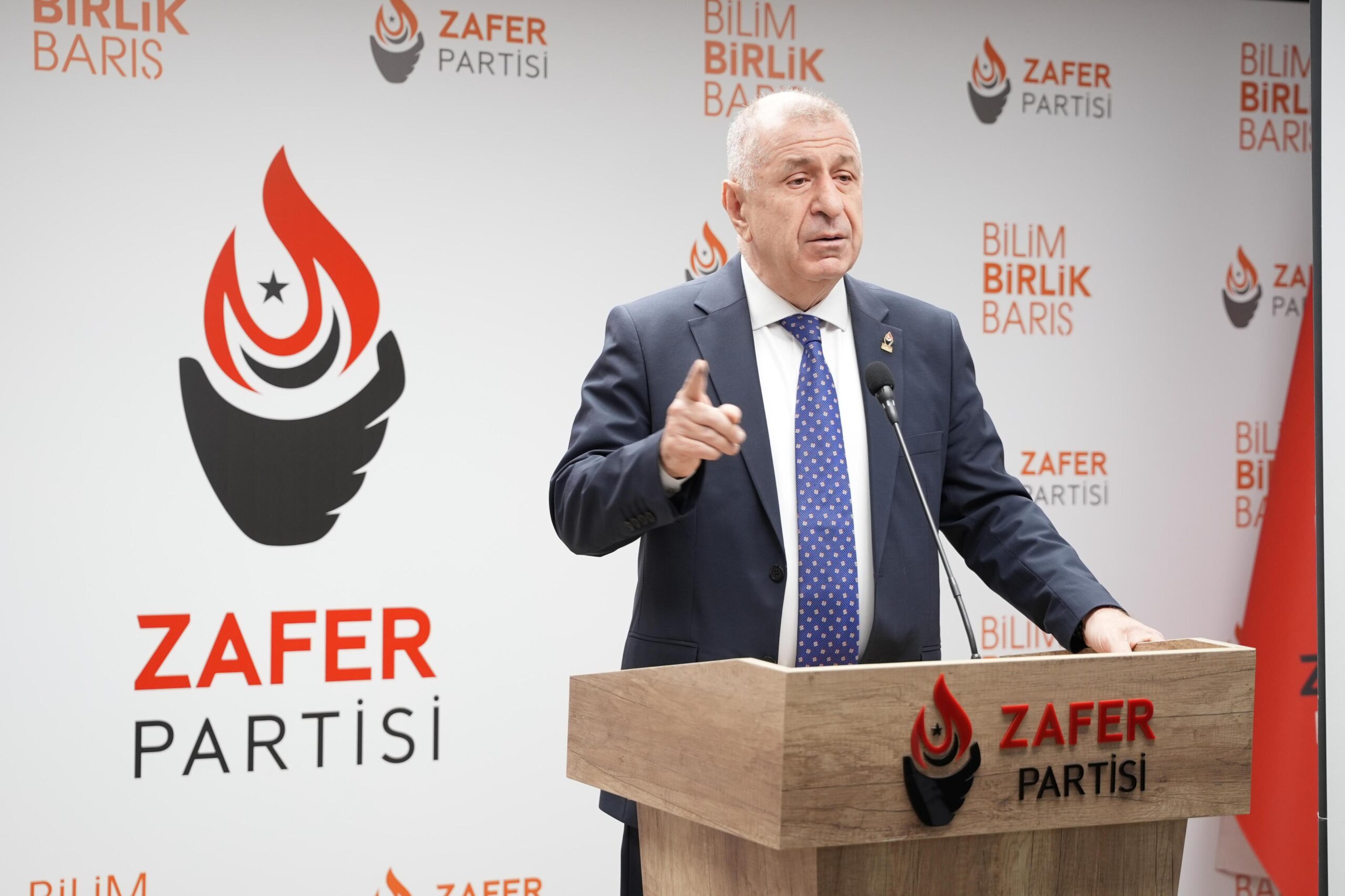 Ümit Özdağ'dan Davutoğlu'na Sert Yanıt: “Mossad’dan Brifing Almadım, Gel Televizyonda Tartışalım”