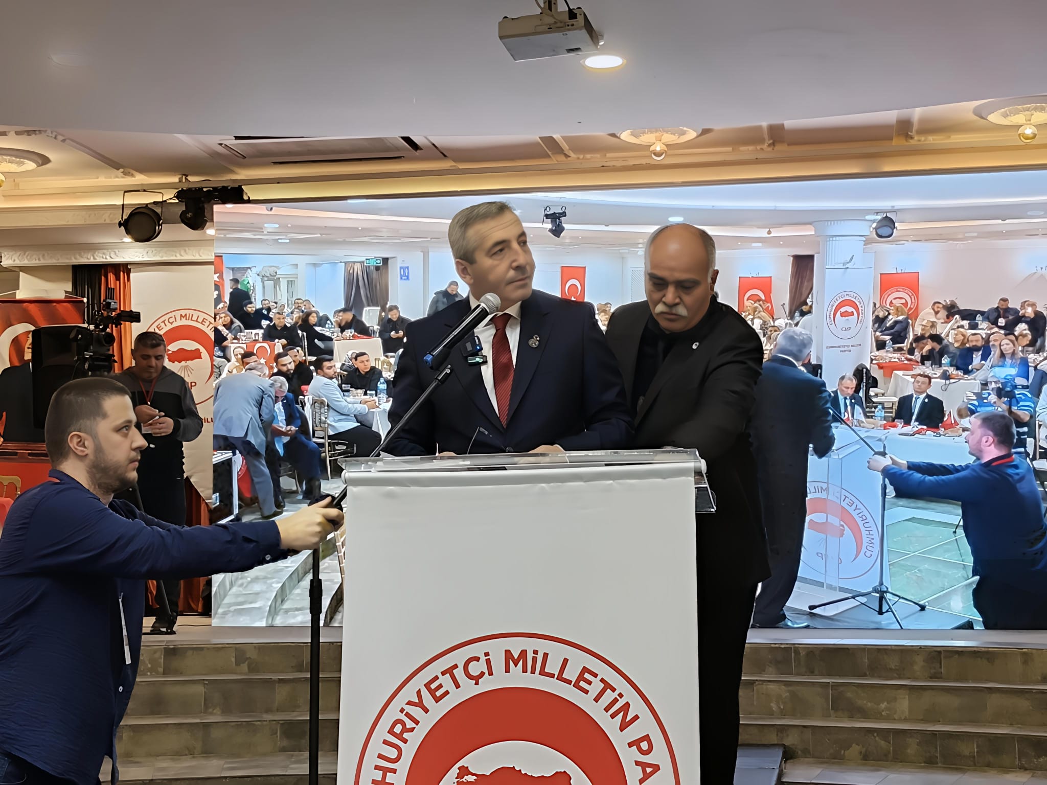 CMP Tanıtım Toplantısında Sert Eleştiriler: Öztürk'ten CHP ve İmamoğlu'na "Ağza Alınmayacak" Sözler, Atatürk'ün Emanetine Sahip Çıkma Vurgusu