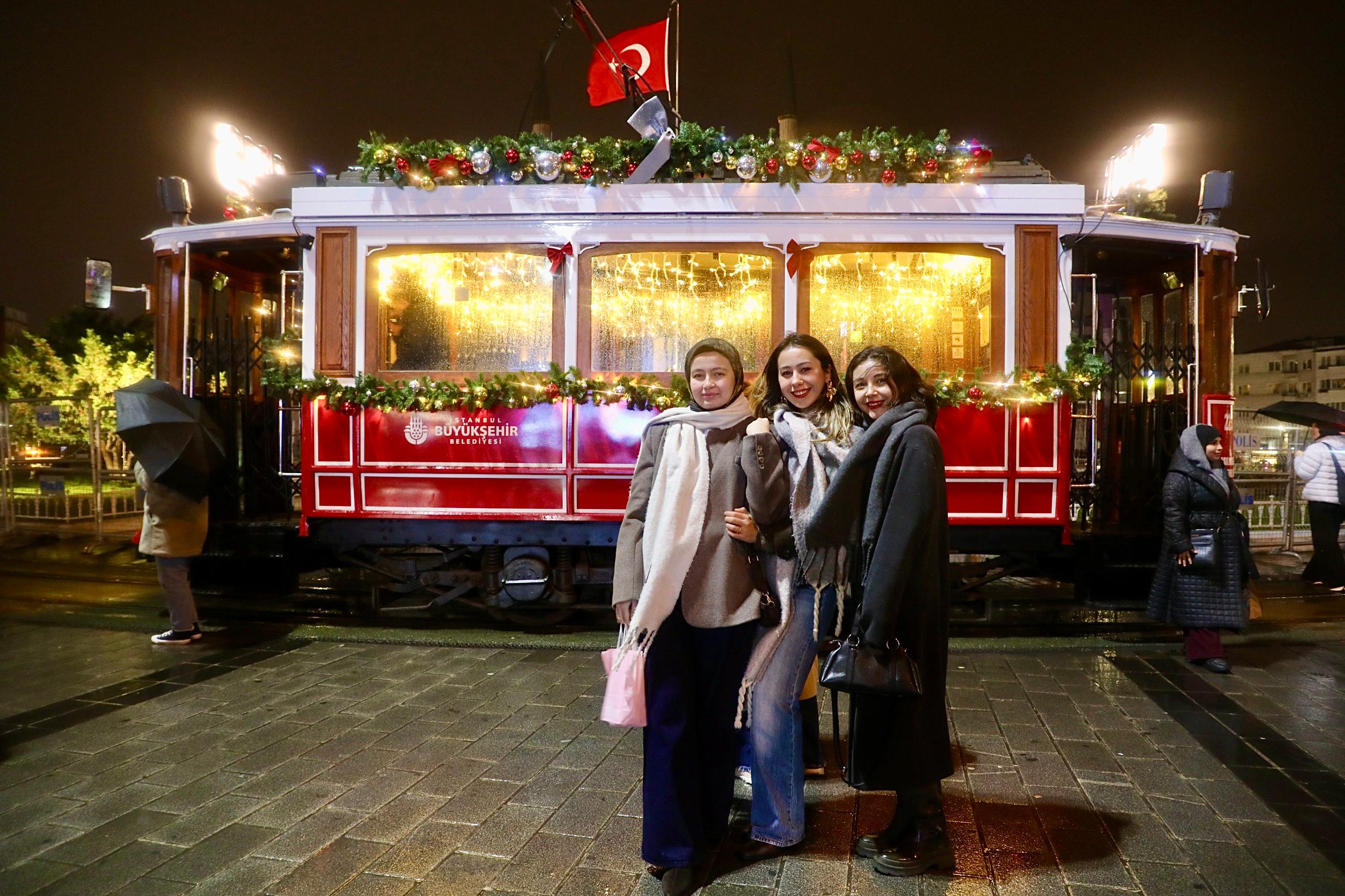 Nostaljik Tramvay Yeni Yıla Özel Tasarımıyla İstiklal’de