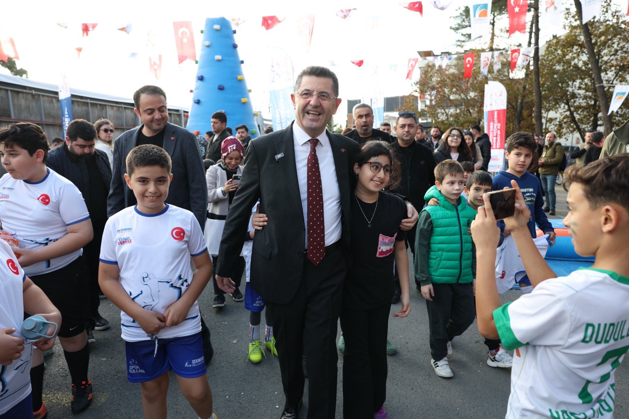 ÇEKMEKÖY’DE ŞENLİK HAVASI: BAŞKAN ORHAN ÇERKEZ, ÇOCUKLARI VE GENÇLERİ MUTLU ETMEYE DEVAM EDİYOR