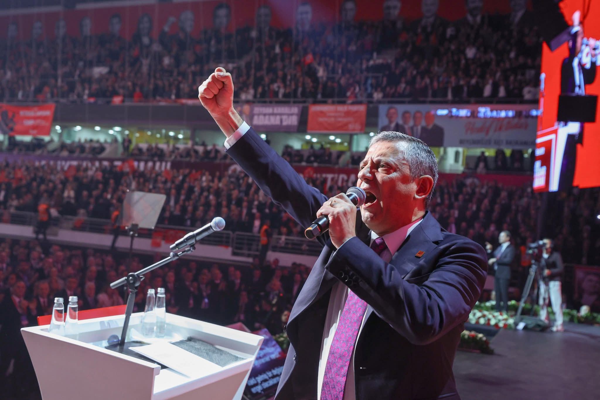 CHP Lideri Özgür Özel'den Sert Çıkış: "AK Toroslar Çetesi'ni Dağıtsınlar, Yoksa Kandırıldık Desinler!"