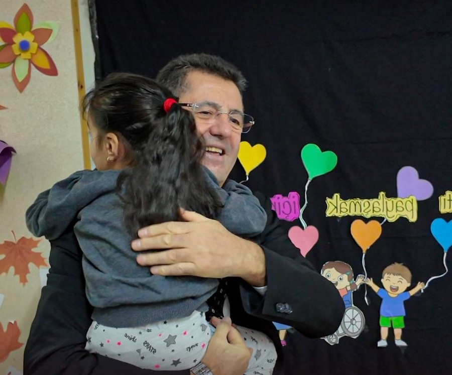 ÇEKMEKÖY’DE SICAK BULUŞMA: BAŞKAN ORHAN ÇERKEZ’E MAHALLELİDEN SEVGİ SELİ