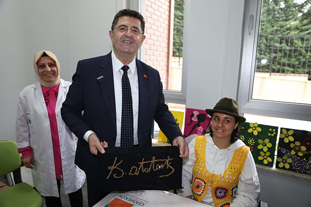 ÇEKMEKÖY'DE ENGELSİZ MERKEZ, ÇOCUKLARA VE AİLELERE DESTEK OLUYOR