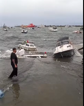 Şiddetli rüzgar ve dolu hayatı olumsuz etkiledi