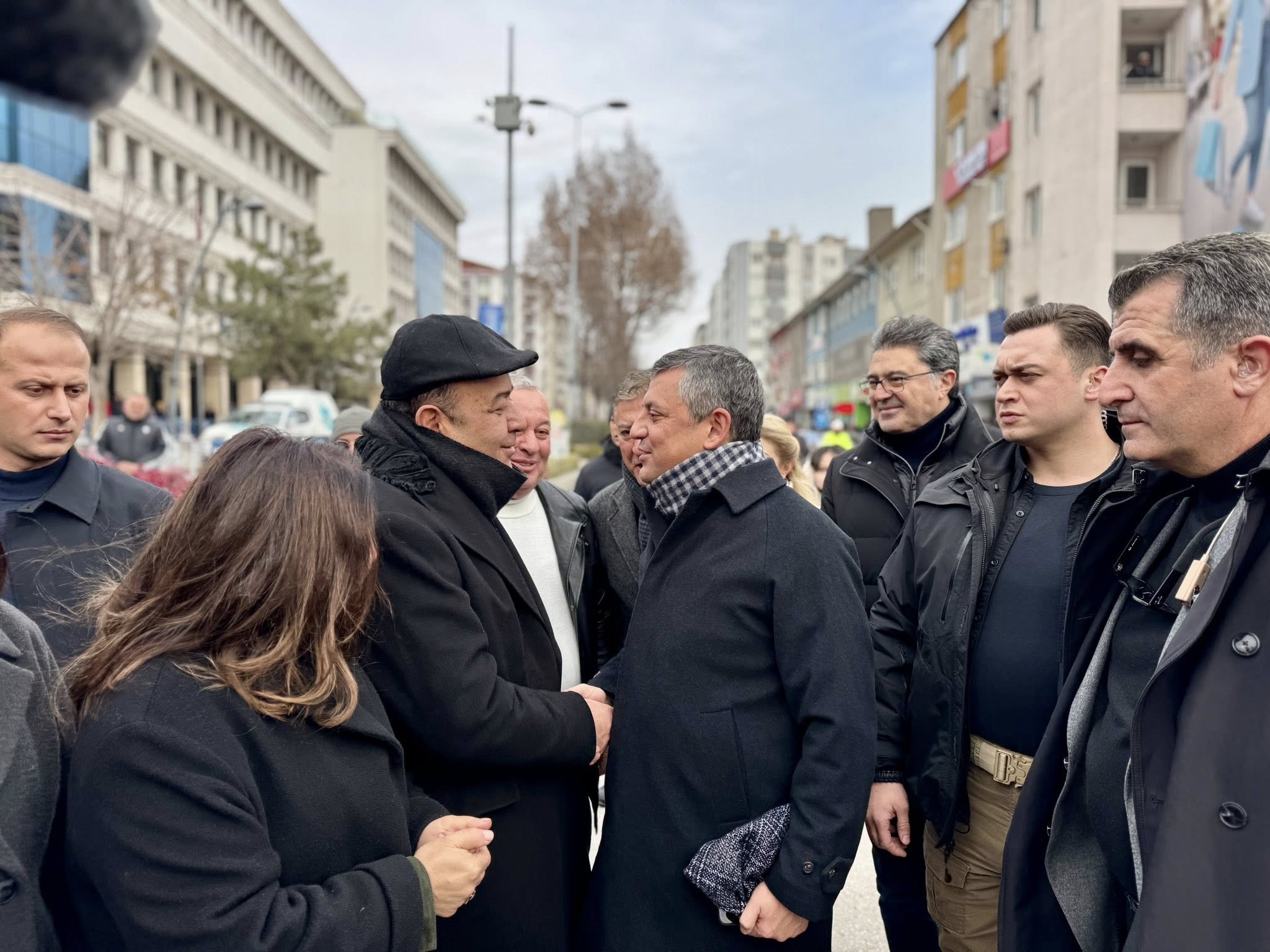 ADALET VE MİLLET İRADESİ ÇIKARMASI: ADNAN BEKER VE ÖZGÜR ÖZEL ÇANKIRI’DA SOSYAL DEMOKRAT RÜZGARI ESTİRDİ!