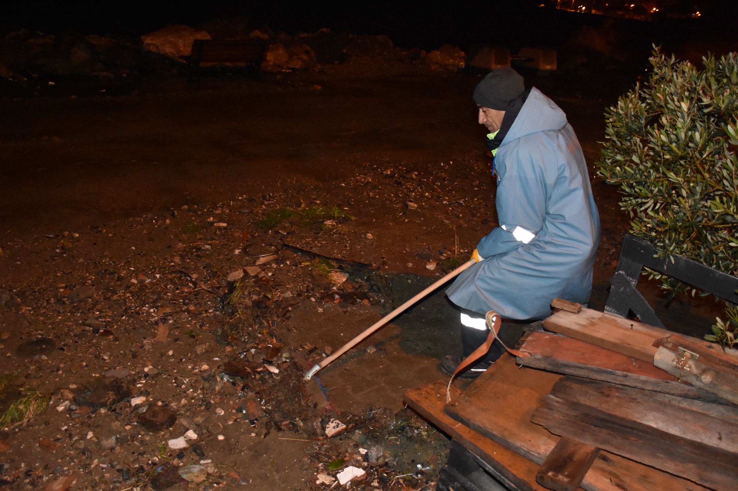 Gemlik’te Fırtına Sonrası Hızlı Müdahale: Sahiller Kısa Sürede Temizlendi