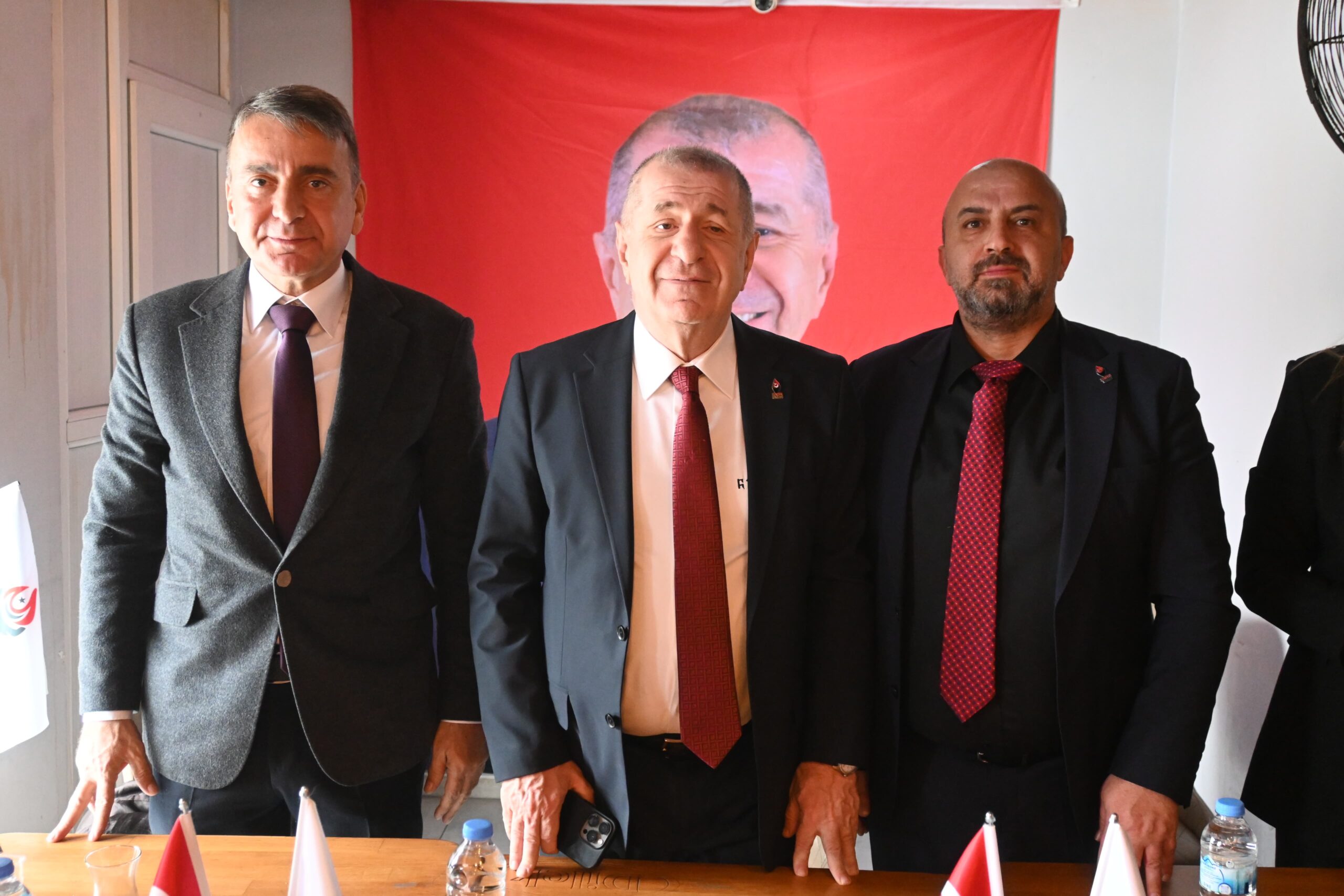 Ümit Özdağ: “Çok Küçük Bir Azınlık Aşırı Zenginleşirken Orta Sınıf Ortadan Kayboluyor”