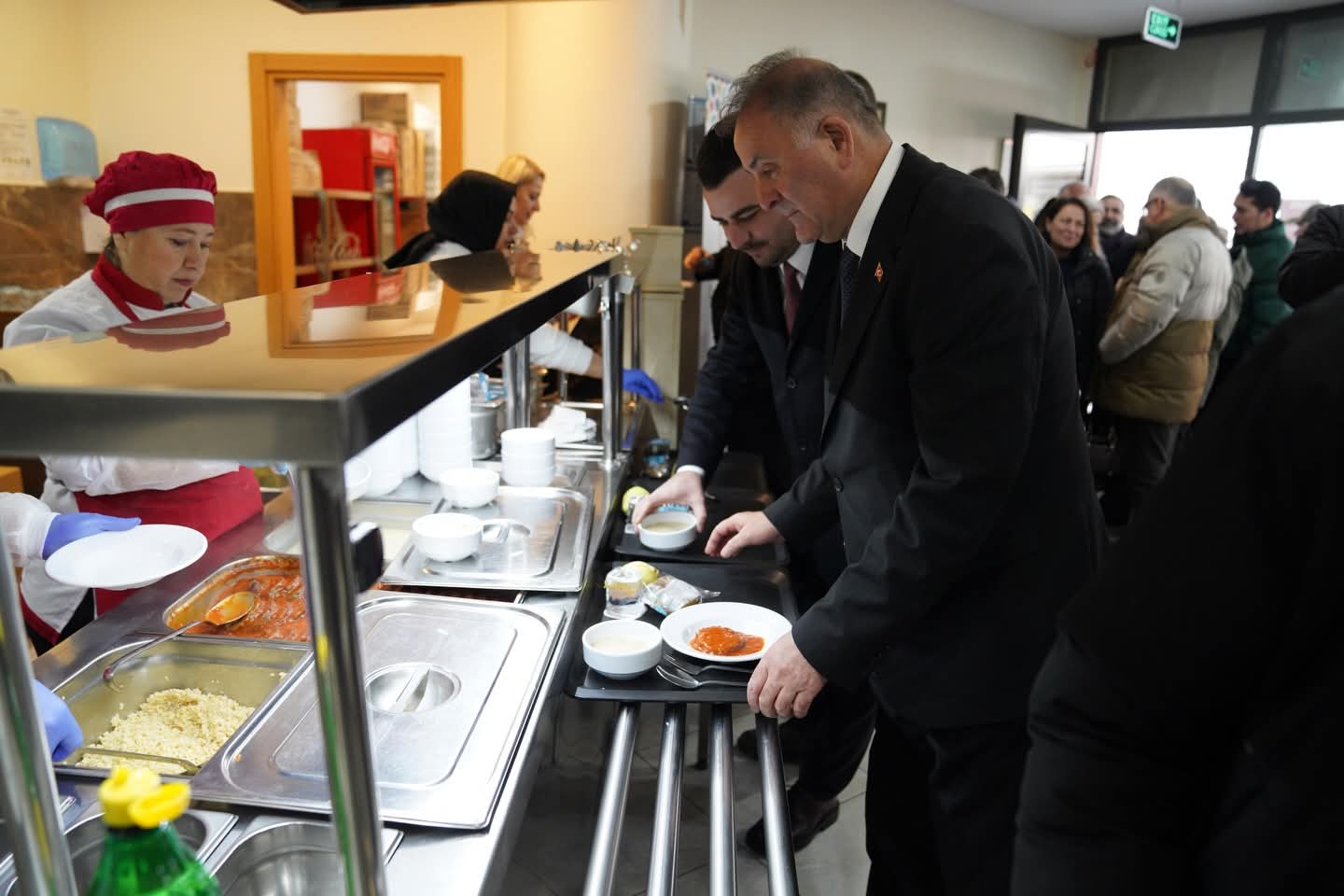 Kent Lokantası’nda Sıraya Girdi: “Halkın Başkanı Halkın Arasında”