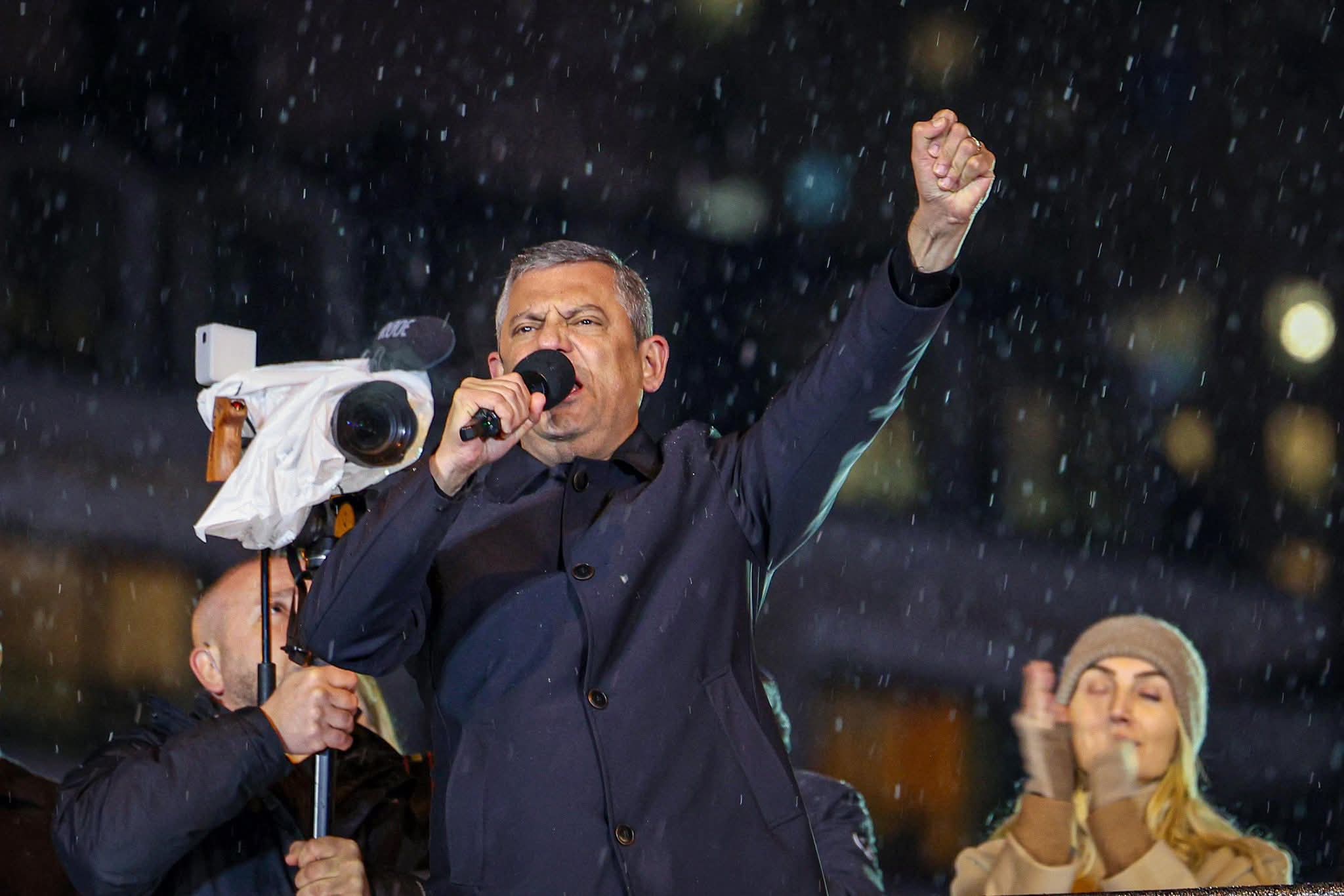 CHP Ataşehir Mitingi: Soğuk ve Kar Altında Büyük Katılım, Özgür Özel'den Sert Mesajlar