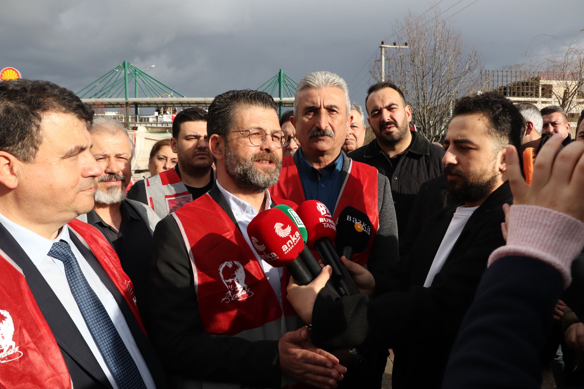 CHP Nilüfer’den “Geçinemiyoruz” Eylemi: Üst Geçitte Geçim Krizine Dikkat Çektiler