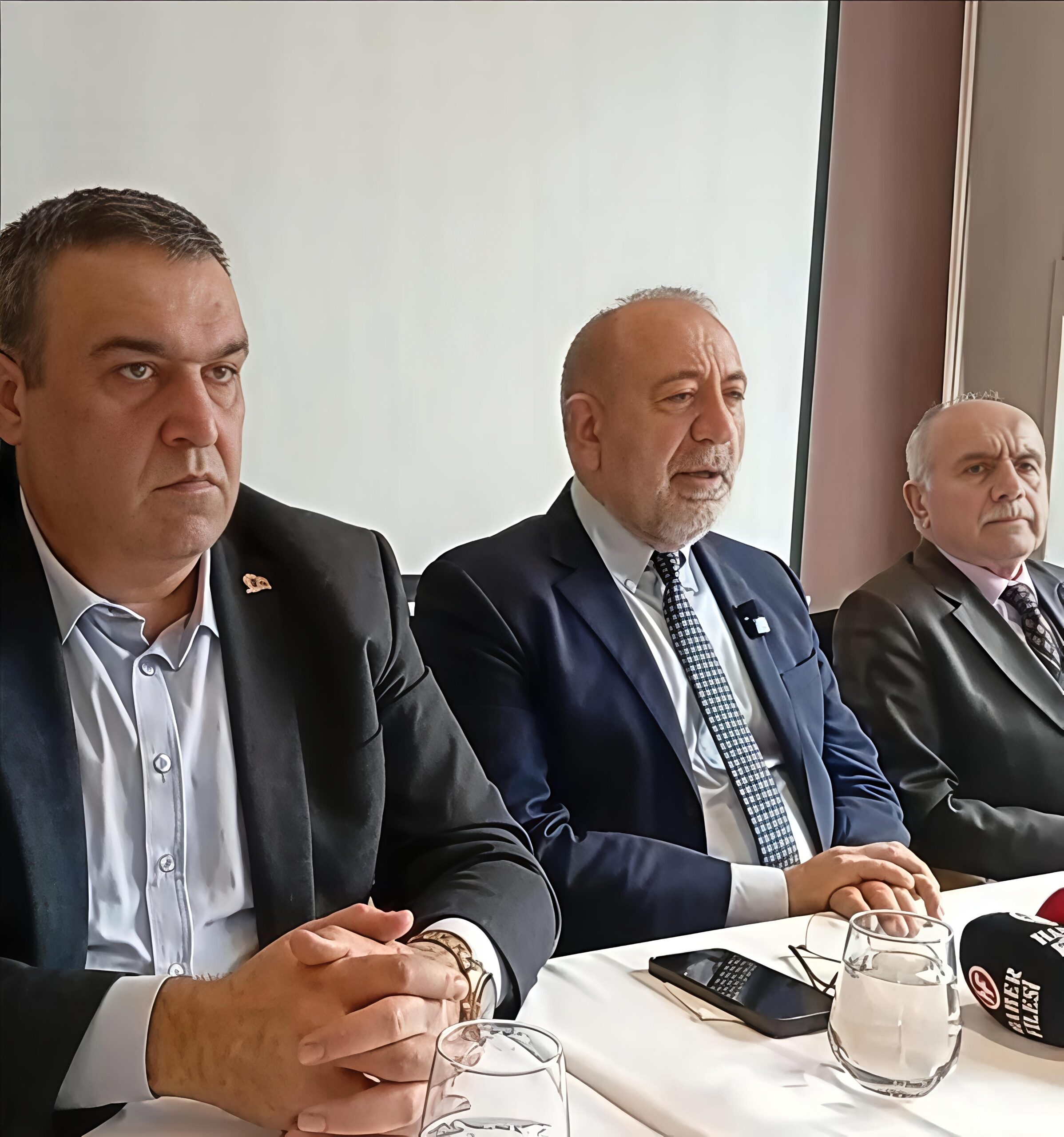 CHP İstanbul’da Kriz Derinleşiyor: Çağrı Heyeti Başkanı Gürsel Tekin’den Sert Mesajlar “CHP’yi adliye koridorlarından çıkaracağız”