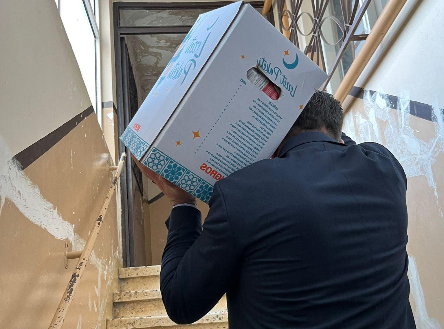 Bir Fotoğraf Her Şeyi Anlatıyor: Muhtarın Omzundaki Ramazan