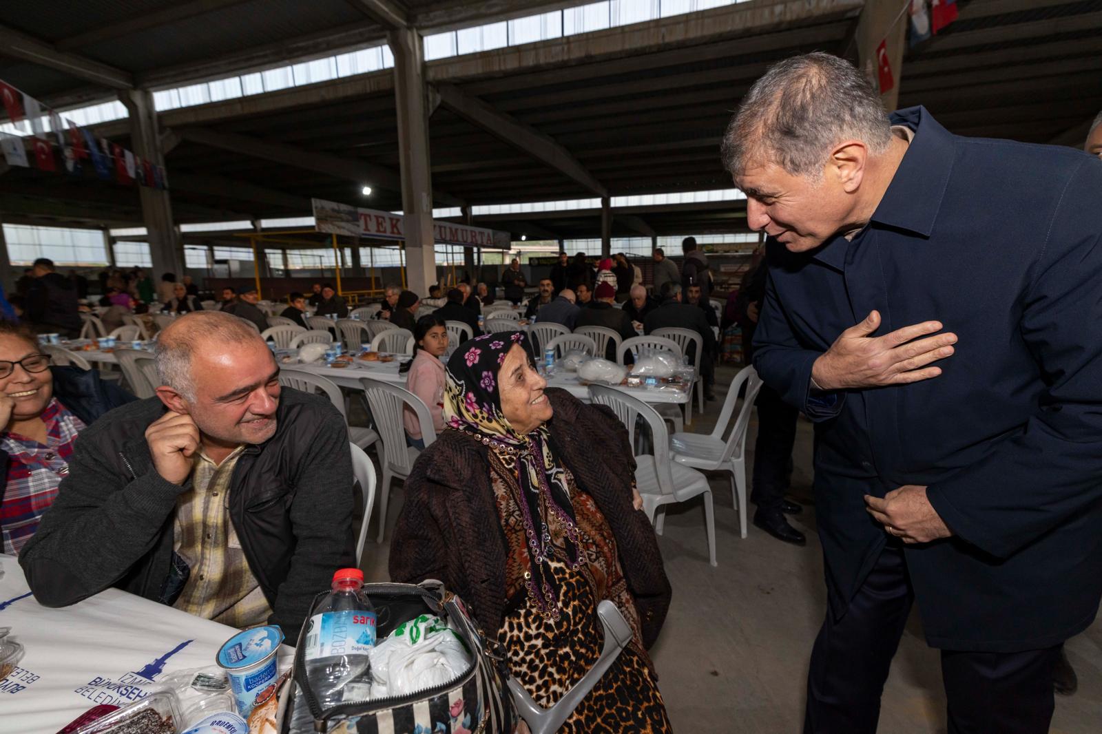 Menemen’de İftar Sofrası Kuruldu: Başkan Cemil Tugay Yurttaşlarla Buluştu