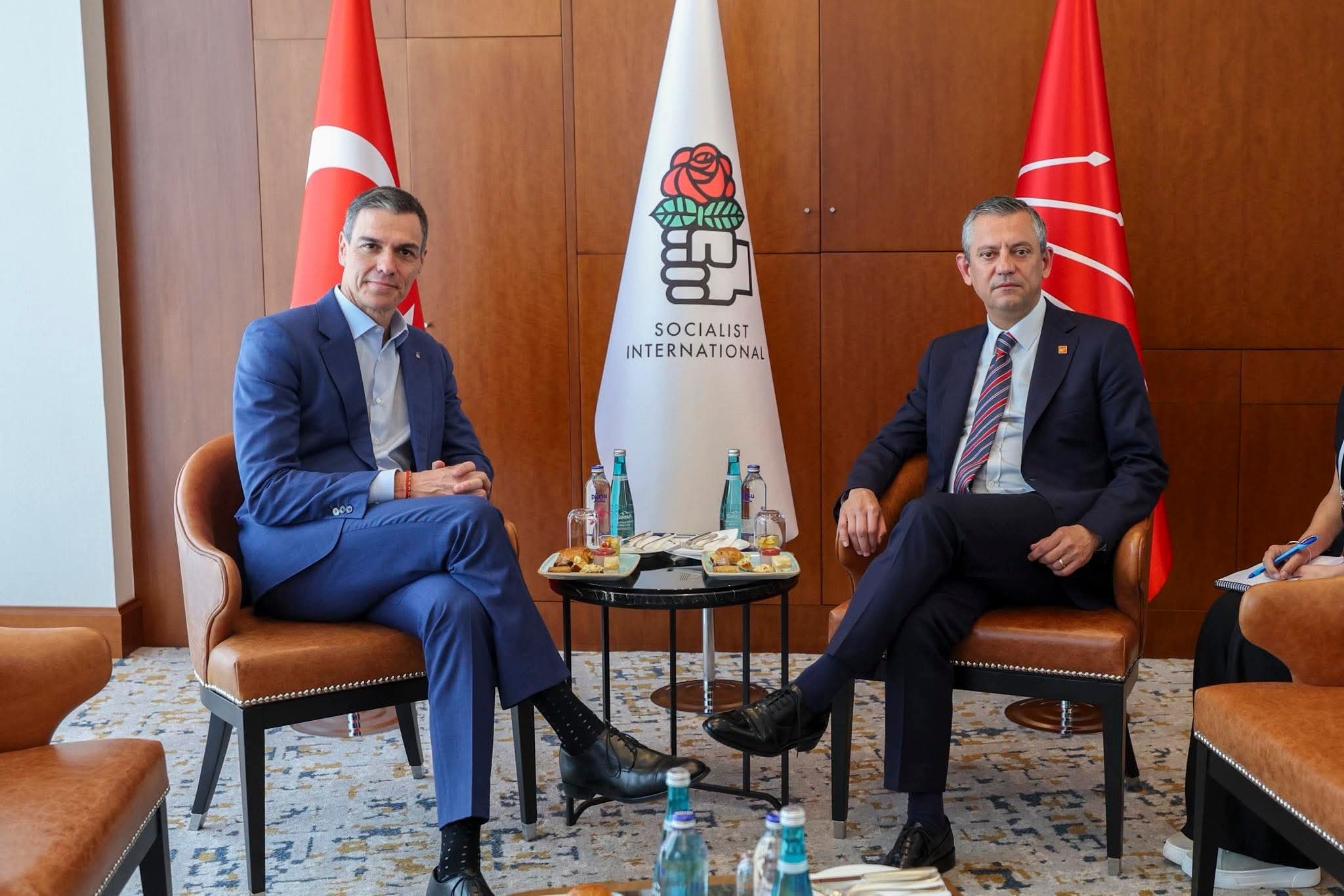 Özgür Özel’den Dünyaya Barış, Sánchez’e Dayanışma Mesajı!