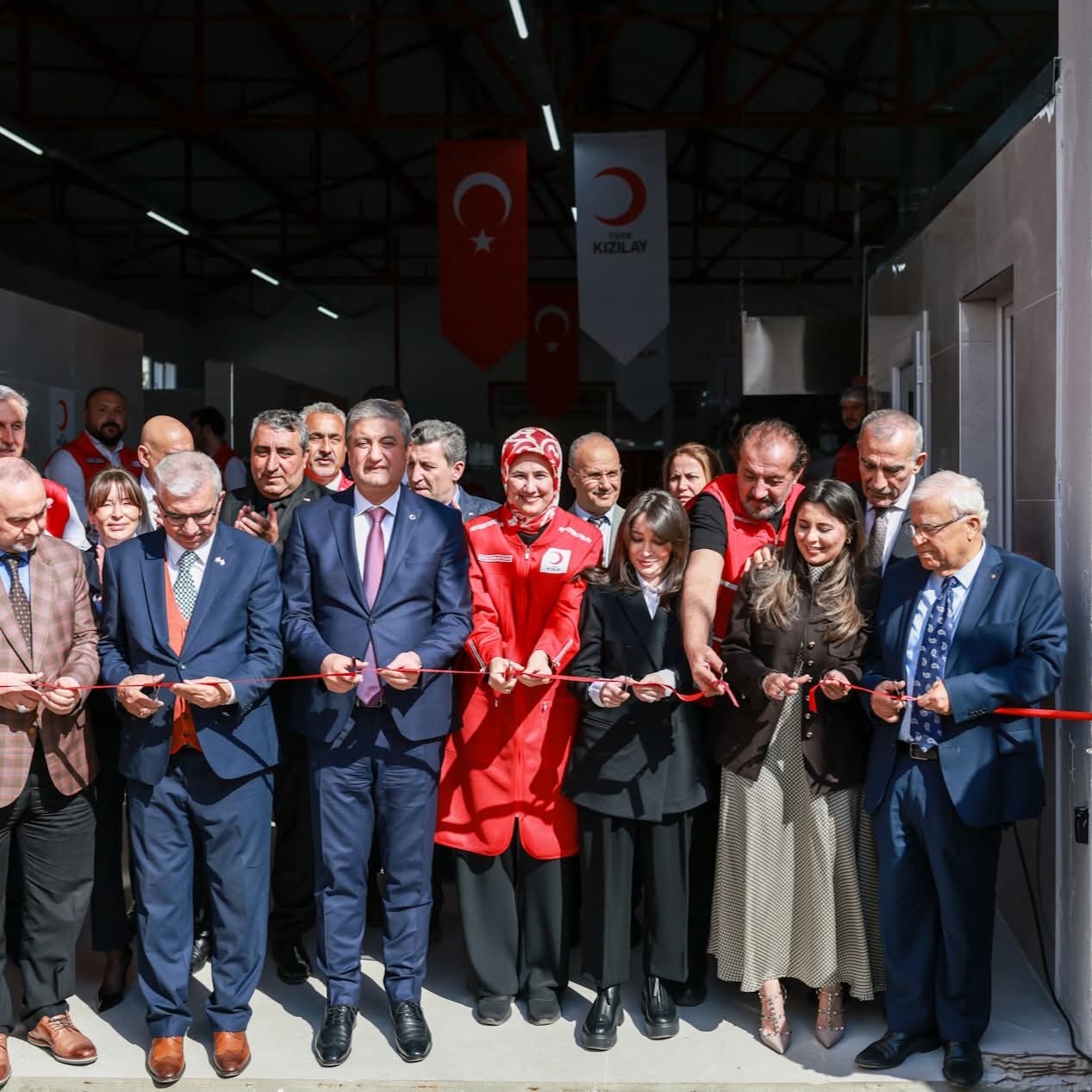 Kızılay’dan Adana’da Yeni Aşevi: Taşköprü’de Binlerce Kişilik İftar Sofrası Kuruldu