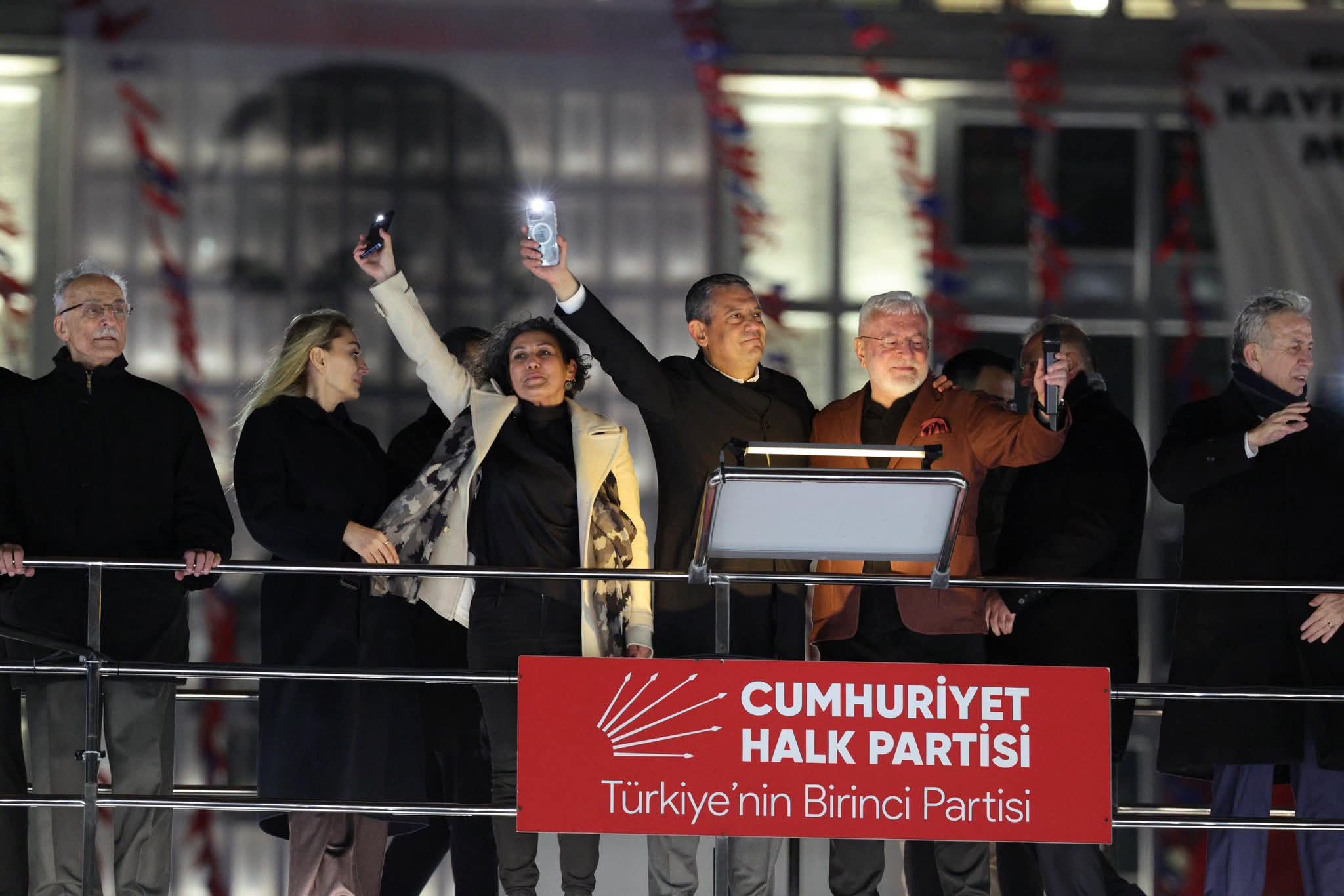 Saraçhane'de Tarihi Direniş: Özgür Özel'den Erdoğan'a Sert Çağrı – "Tarihe Darbeci Olarak Geçeceksin!"