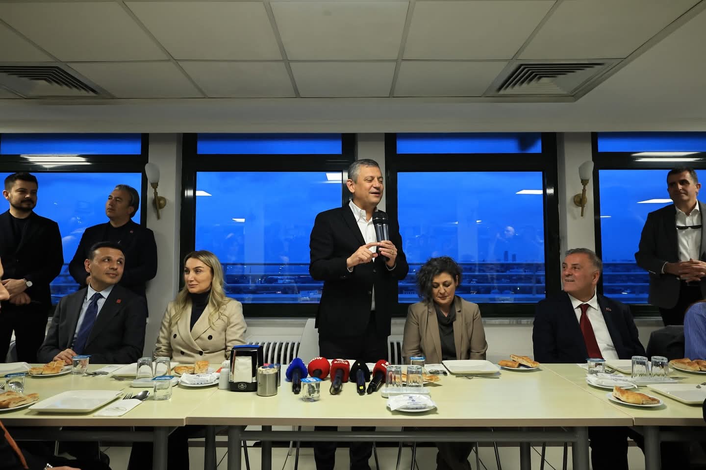 Özgür Özel’den Saraçhane’de Dikkat Çeken Mesajlar: “Türkiye Yeni Bir İktidarı Karşılıyor”