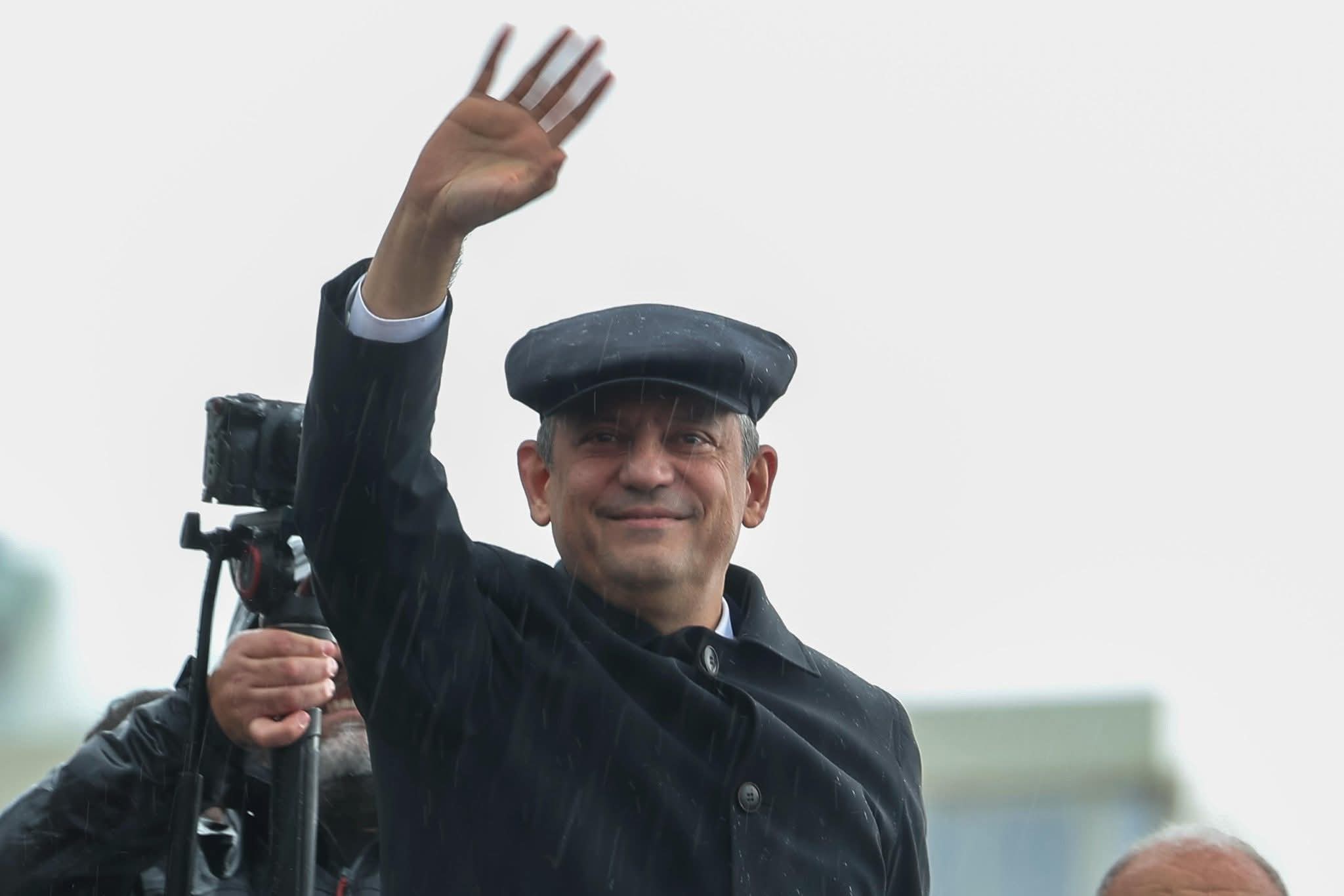 Kuşadası'nda İrade Nöbeti: "Bize Ömür Biçenlere Cevabımız Meydanlardır!"