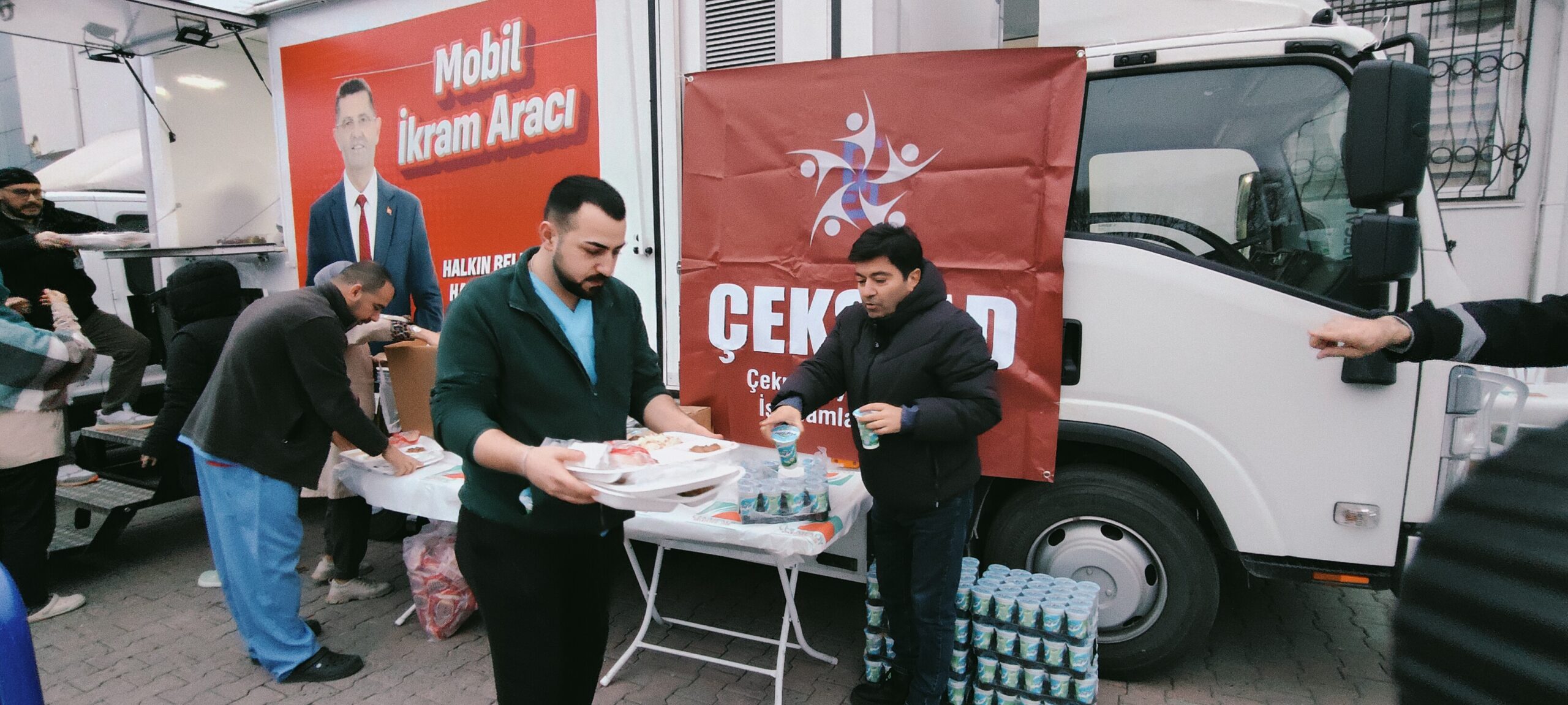 ÇEKSİAD’dan Gönül Sofrası: Yoldan Geçen de, Hastaneden Gelen de Aynı İftarda Buluştu: Çekmeköy’de Ramazan bereketi sokakta paylaşıldı