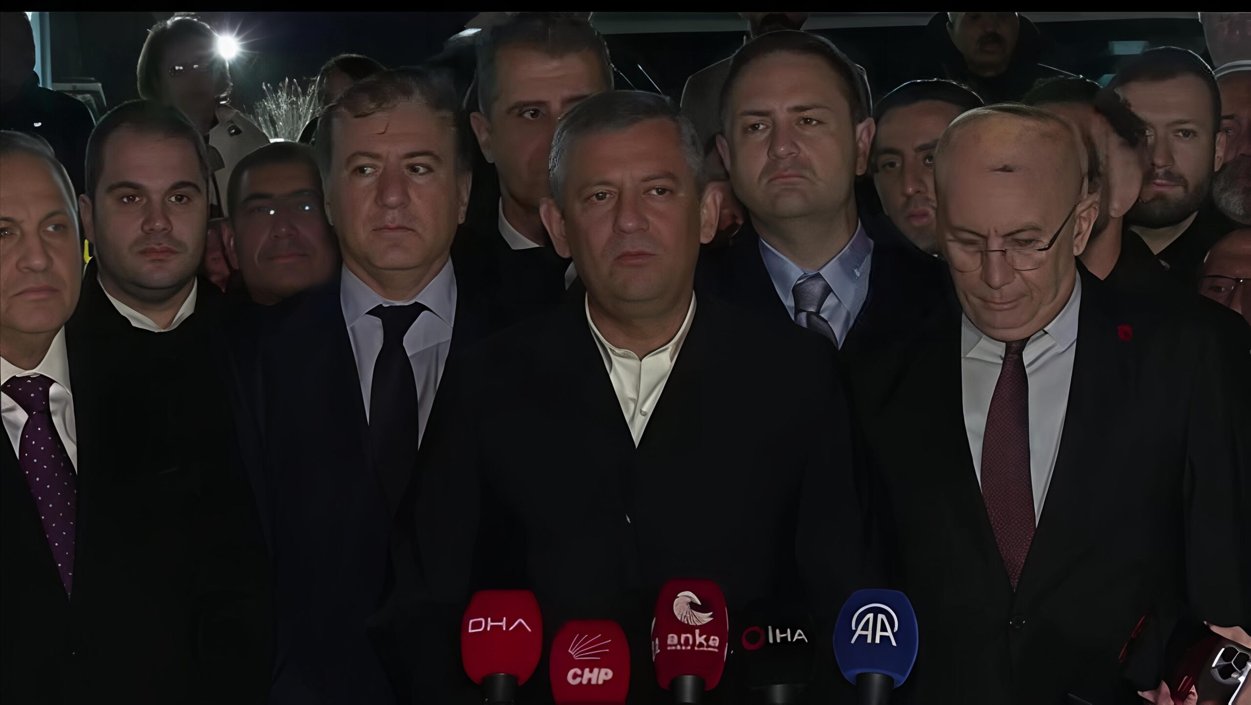 Özgür Özel, Görevden Uzaklaştırılan Tanju Özcan’ı Cezaevinde Ziyaret Etti