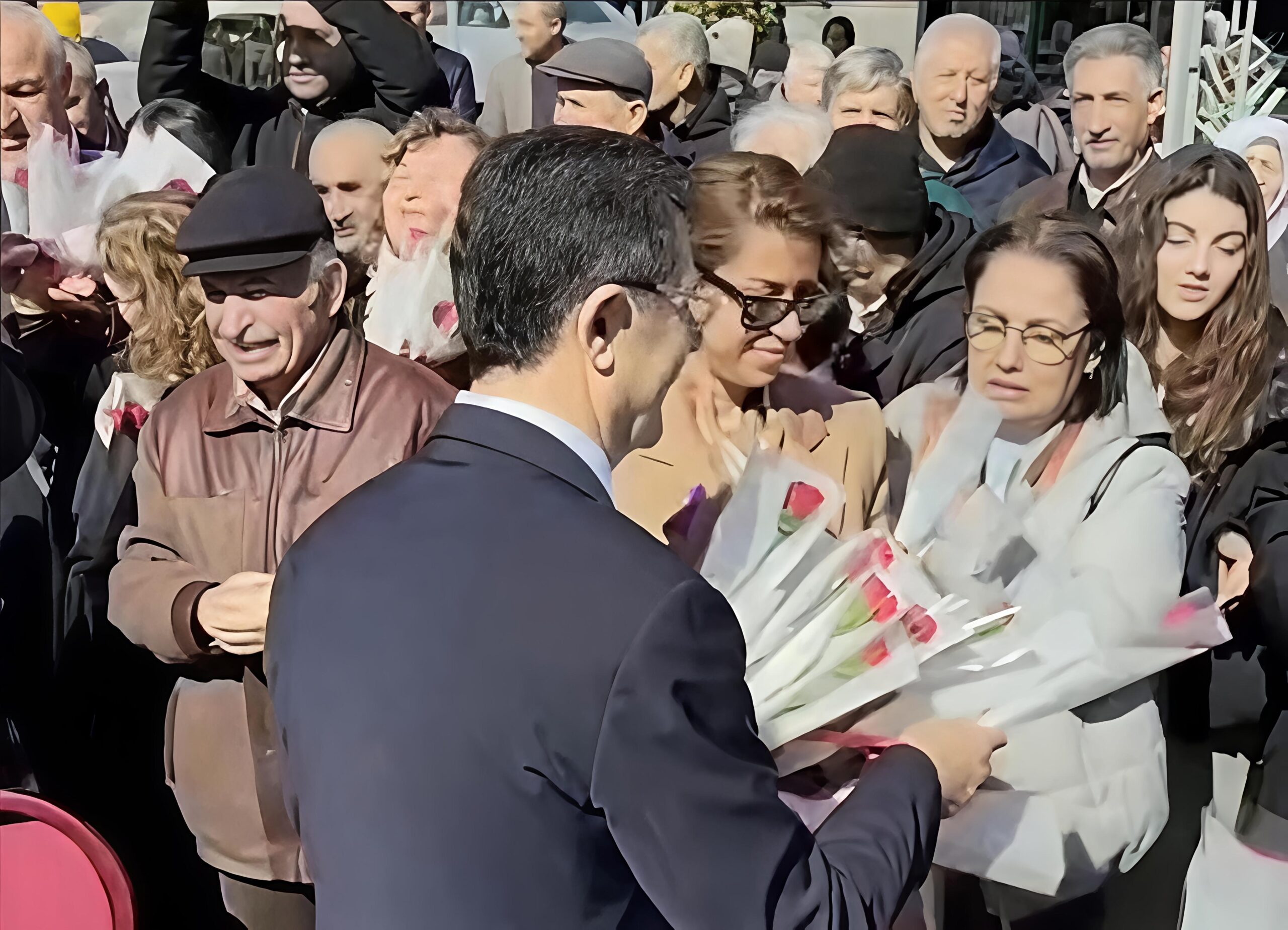 Çekmeköy’de 8 Mart Coşkusu: Başkan Orhan Çerkez’den Kadınlara Karanfil