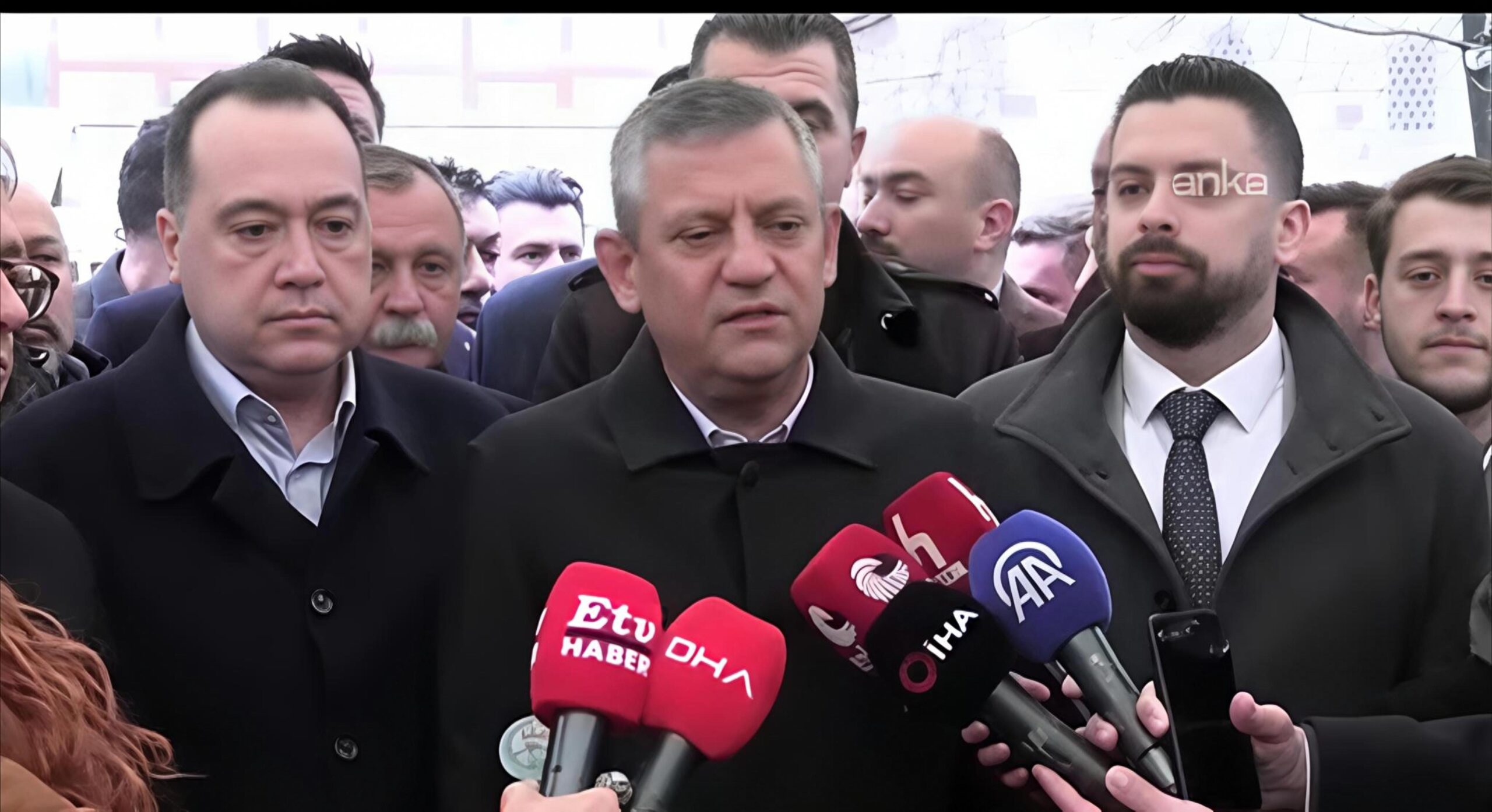 Özgür Özel’den Manisa’da Bayram Mesajı: “Küslerin Barıştığı, Acıların Dindiği Bir Bayram Olsun”