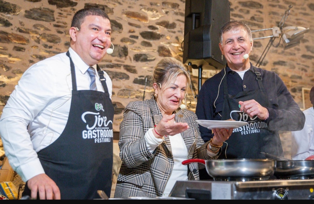 Mutfakta Başkan Var: Cemil Tugay Tire’de Önlüğü Takıp Köfte Yoğurdu!