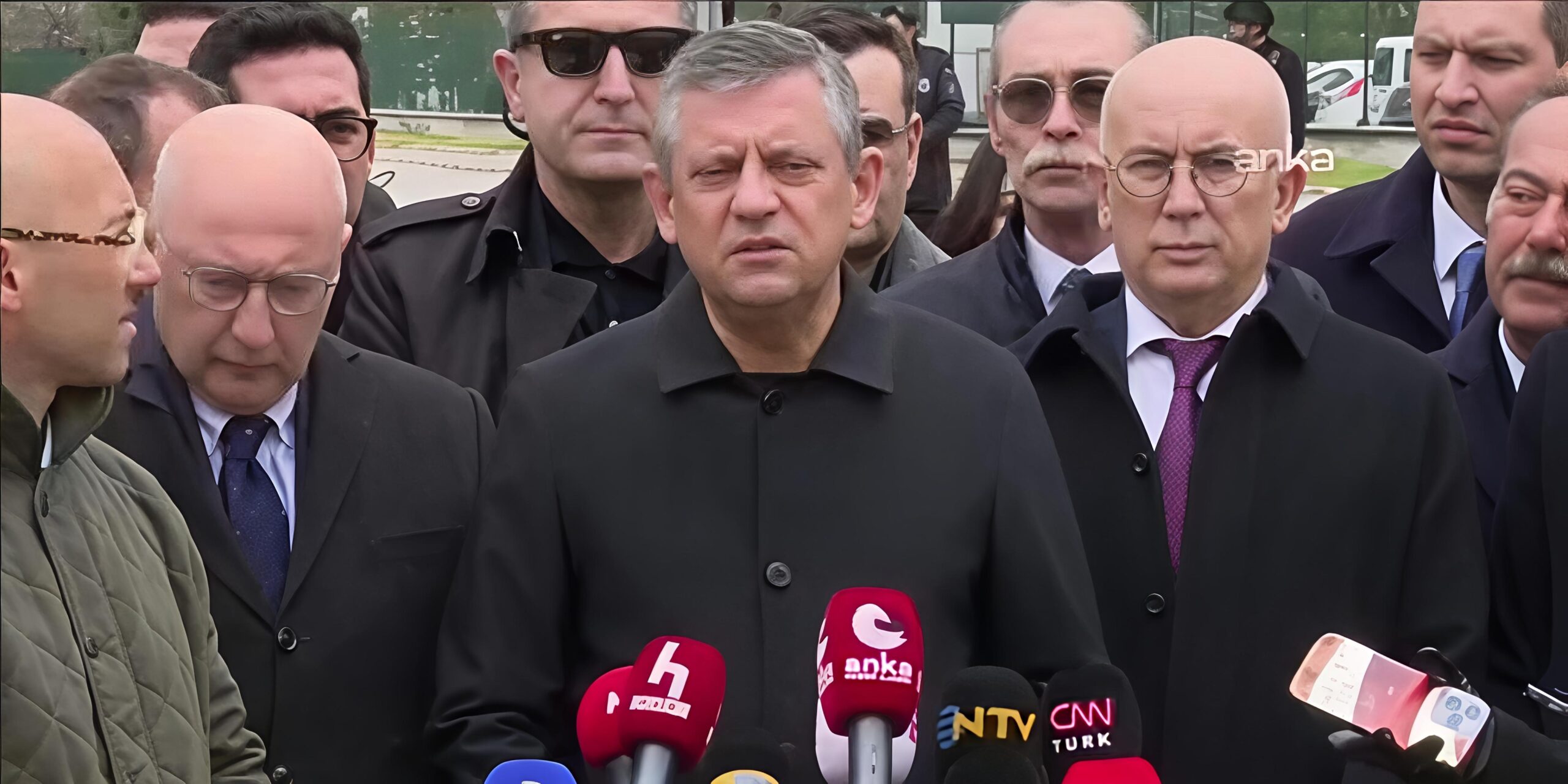 ÖZEL’DEN SİNCAN ÇIKARMASI: “BU BİR DİSTOPİK ROMAN, BU BİR HAYSİYET CELLATLIĞI!”