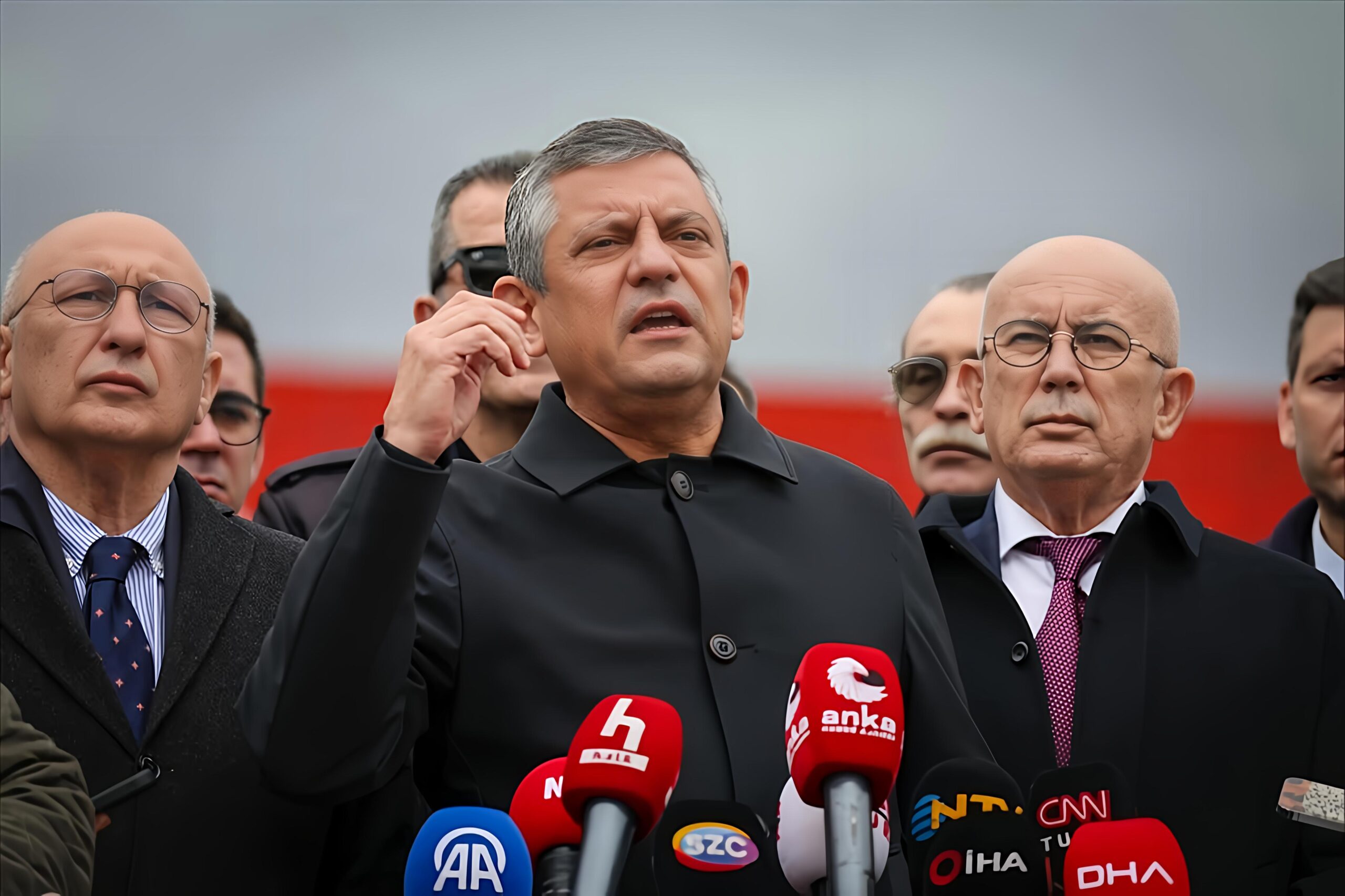 ÖZEL’DEN SİNCAN ÇIKARMASI: “BU BİR DİSTOPİK ROMAN, BU BİR HAYSİYET CELLATLIĞI!”