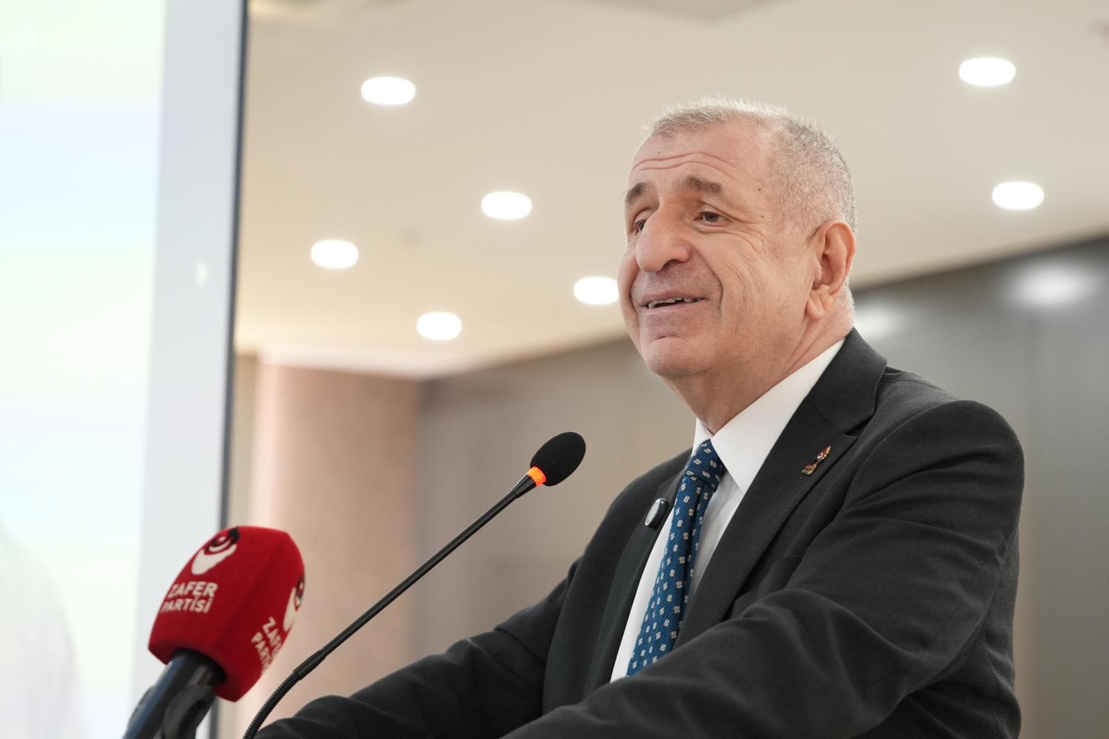 Özdağ’dan Adana’da Sert Mesajlar: “Mavi Çarşı’da İnsanlarımızı Yakanları da Alkışlayanları da Affetmiyoruz”
