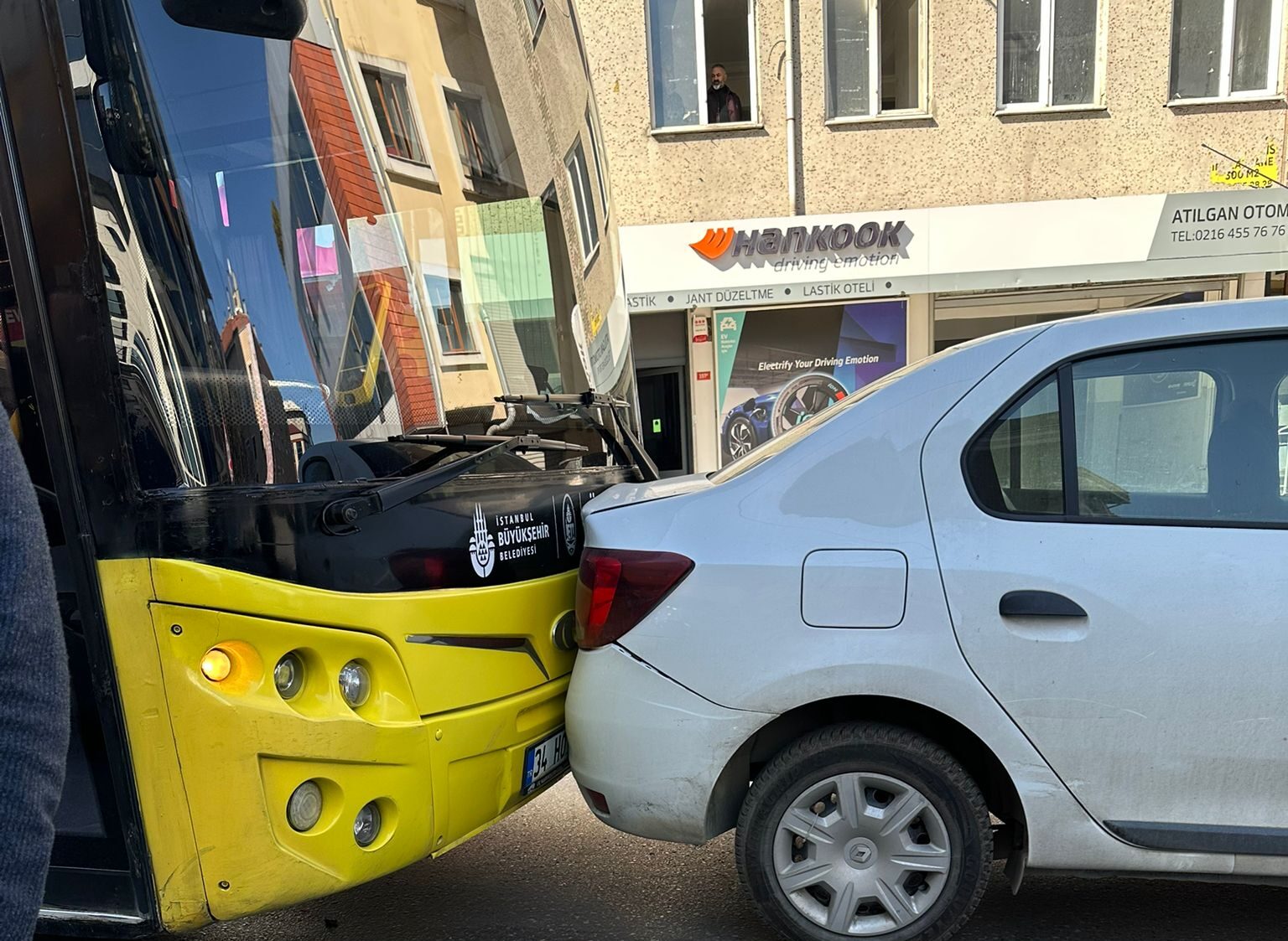 Ataşehir’de İETT Otobüsü Kaza Yaptı: Yaralılar Var