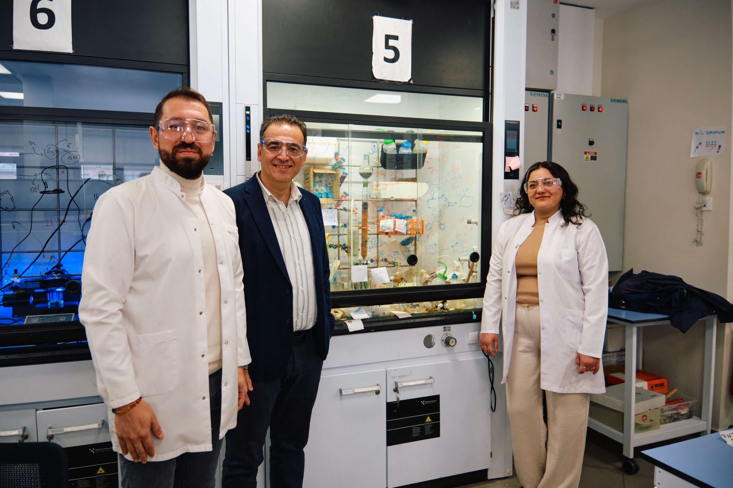 Koç Üniversitesi’nden Çığır Açan Çalışma: Işıkla Üretilen Çevre Dostu “Akıllı Polimer” Yöntemi Geliştirildi