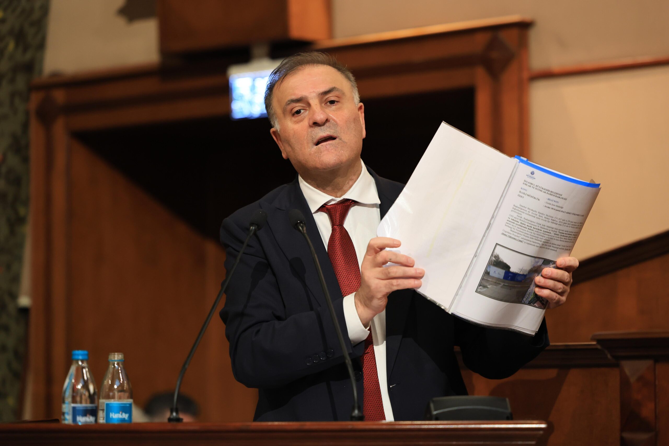 İSTANBUL’DA “YEREBATAN” DEVRİMİ: 1 TL’LİK KARAR SONRASI ON BİNLER AKIN ETTİ, KUYRUKLAR SOKAĞA TAŞTI!