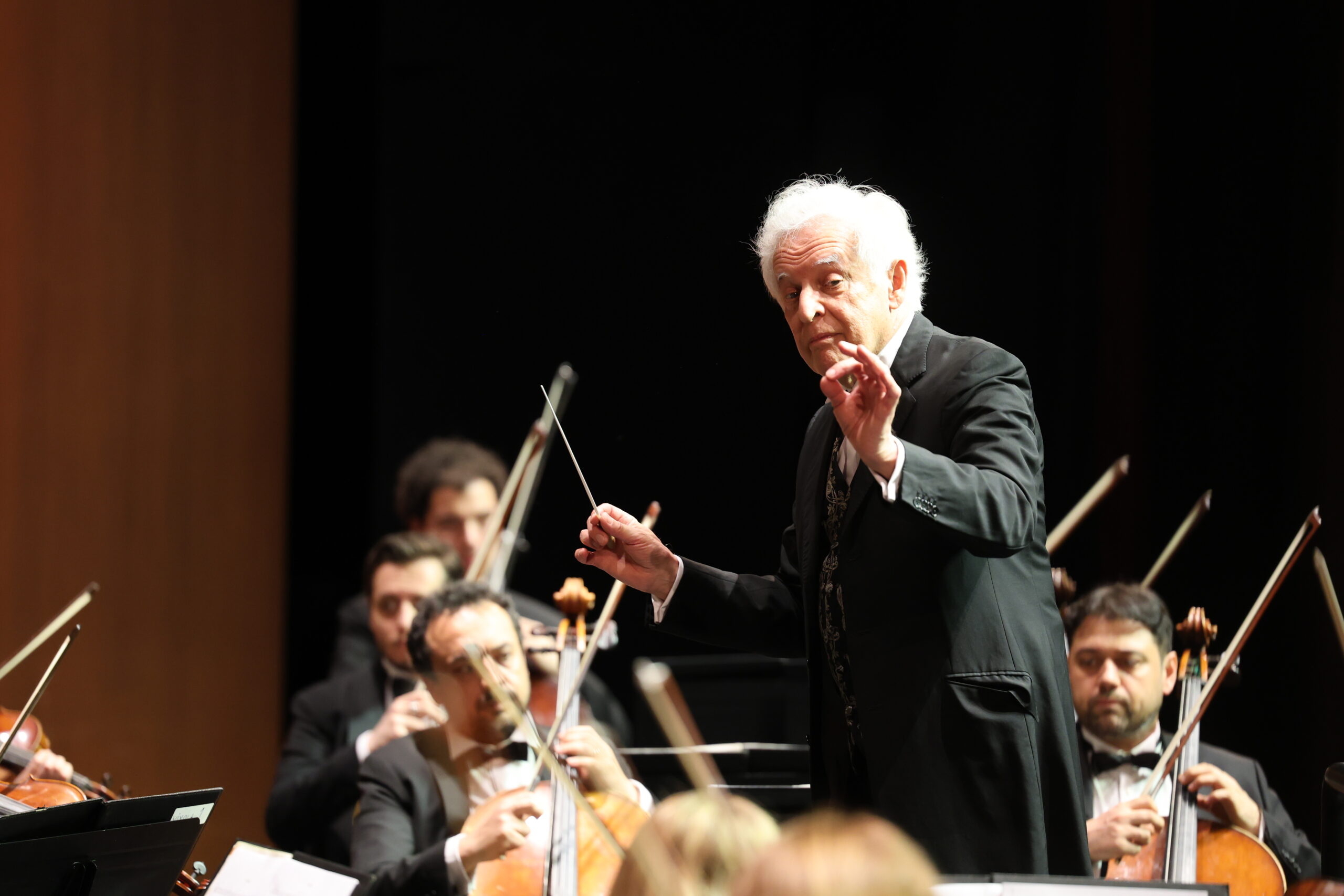 AKM’DE KLASİK MÜZİK ZİRVESİ: DÜNYACA ÜNLÜ ŞEF VARGA VE KEMANIN YILDIZI BAEVA BÜYÜLEDİ!