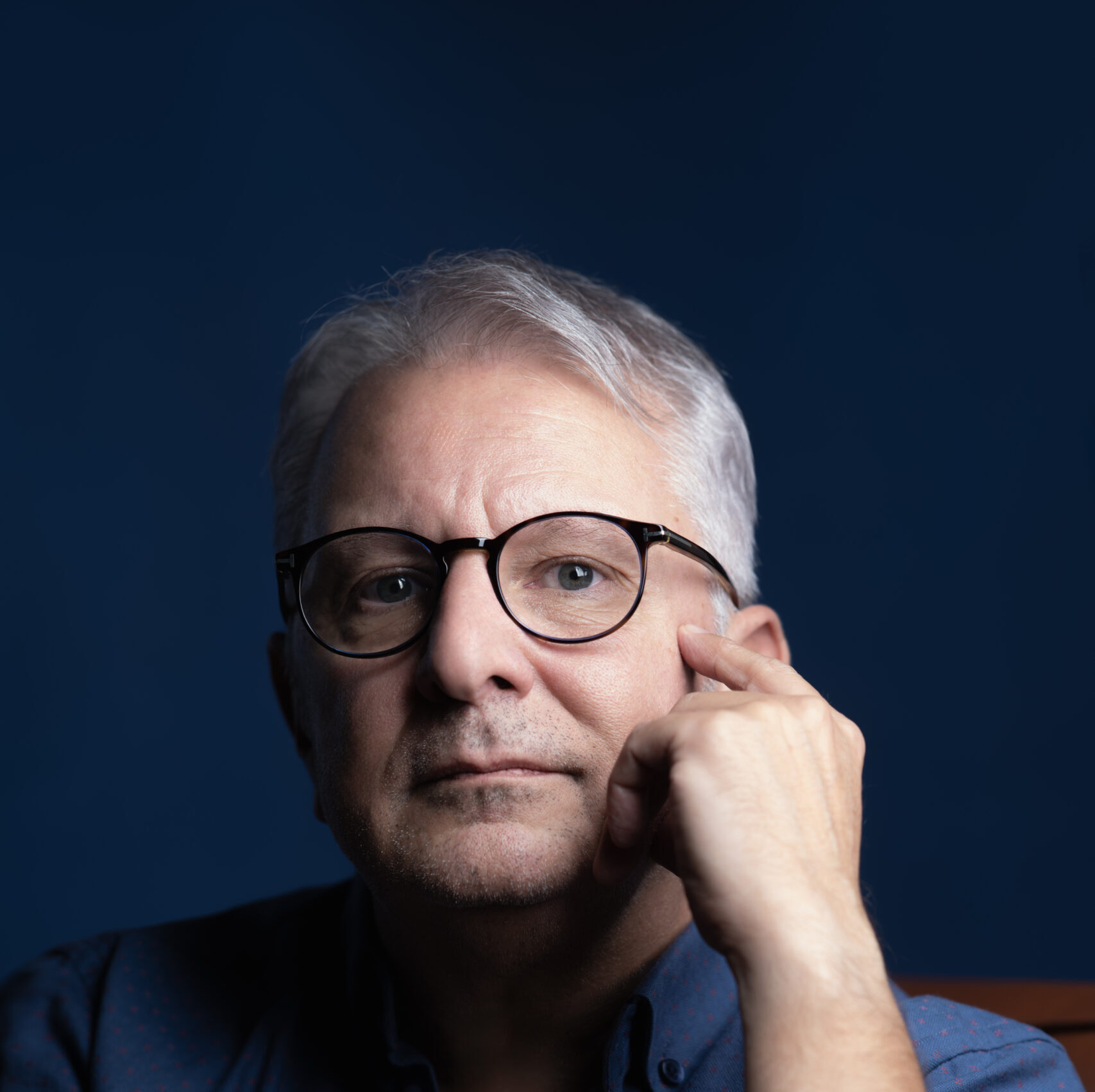 Yekta Kopan’ın “Aile Çay Bahçesi” Romanı Sahneye Taşınıyor: Müzeyyen’in Başkaldırısı Başlıyor