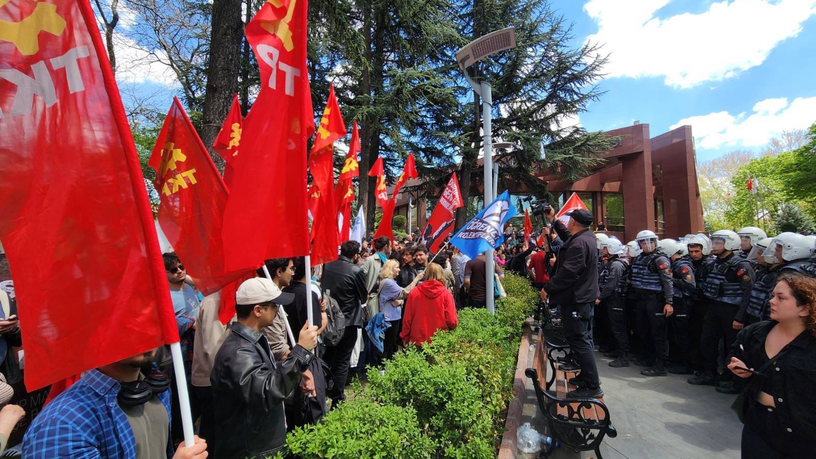 Maden İşçilerine Polis Müdahalesi: Kurtuluş Parkı’nda Gerginlik, Gözaltılar ve Gazlı Saldırı