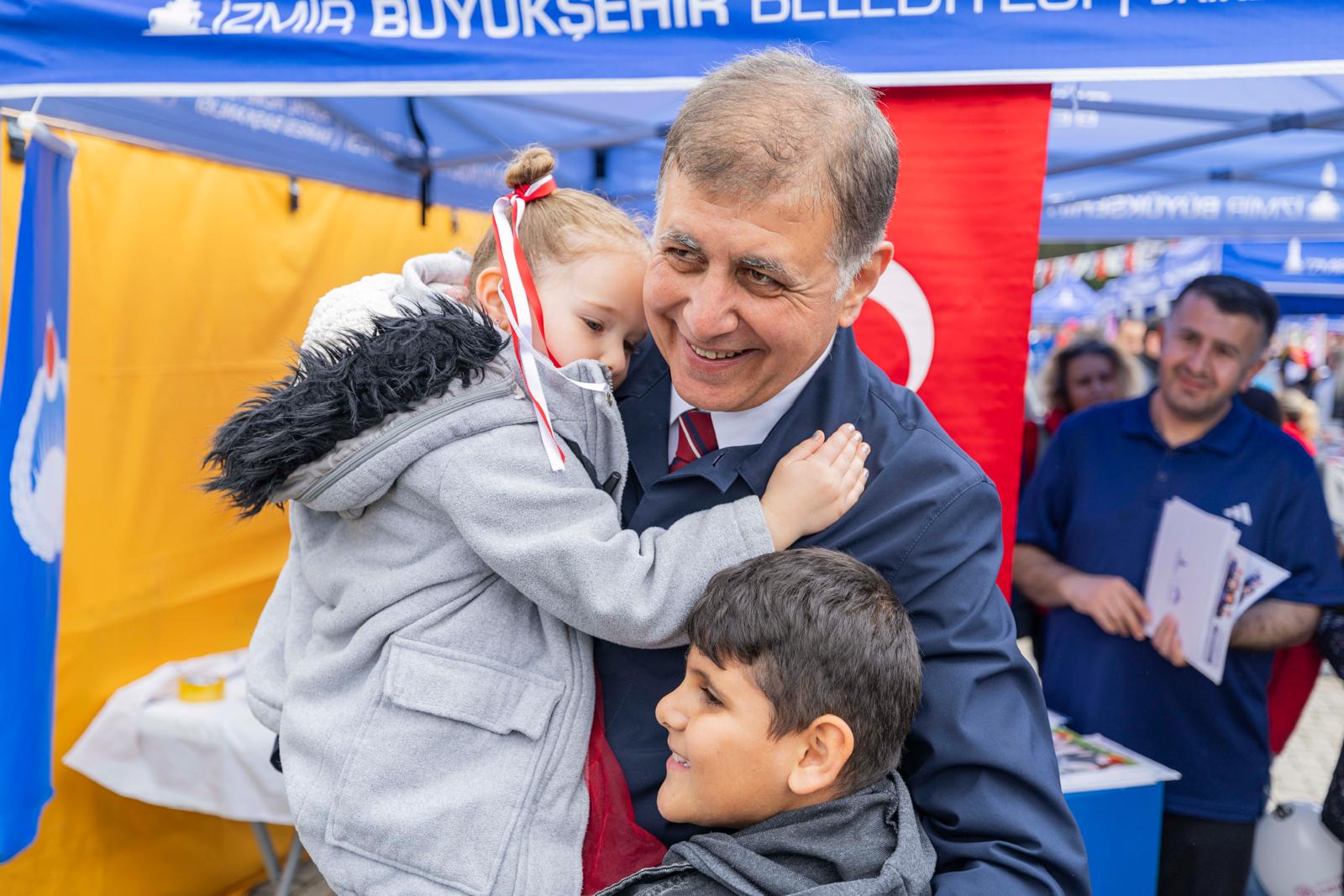 İzmir’de 23 Nisan Coşkusu: Başkan Cemil Tugay Çocuklarla Buluştu
