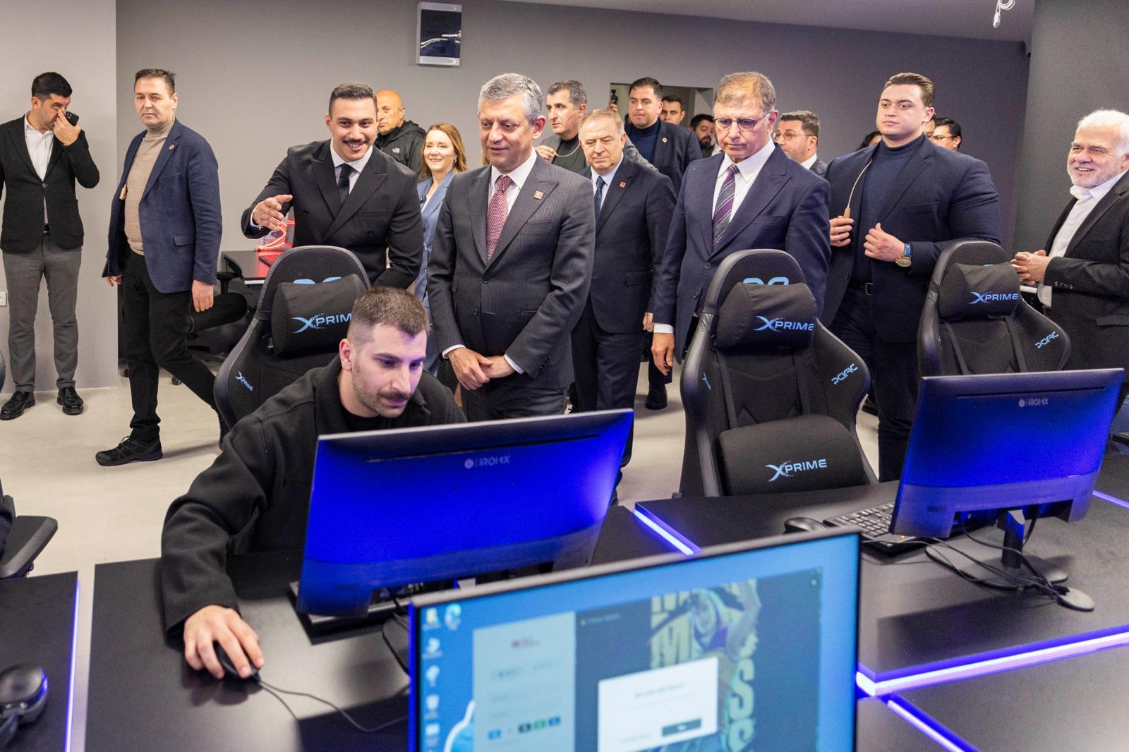 İzmir’de “Ferdi Zeyrek Gençlik Merkezi” Açıldı: Özgür Özel’den Sosyal Belediyecilik Vurgusu