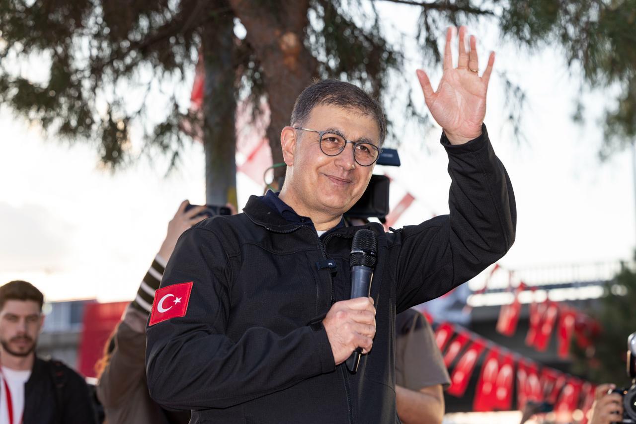 MESLEK FABRİKASINA ŞAFAK BASKINI: İZMİR AYAĞA KALKTI, TUGAY’DAN SERT MEYDAN OKUMA!”