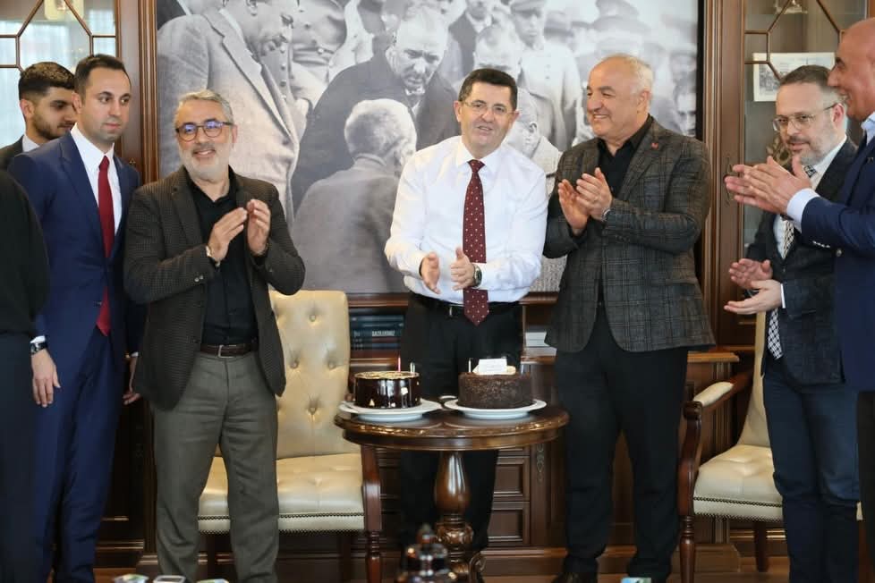 Çekmeköy’de Siyasi Nezaket Örneği: Başkan Orhan Çerkez’e Mecliste Sürpriz Doğum Günü