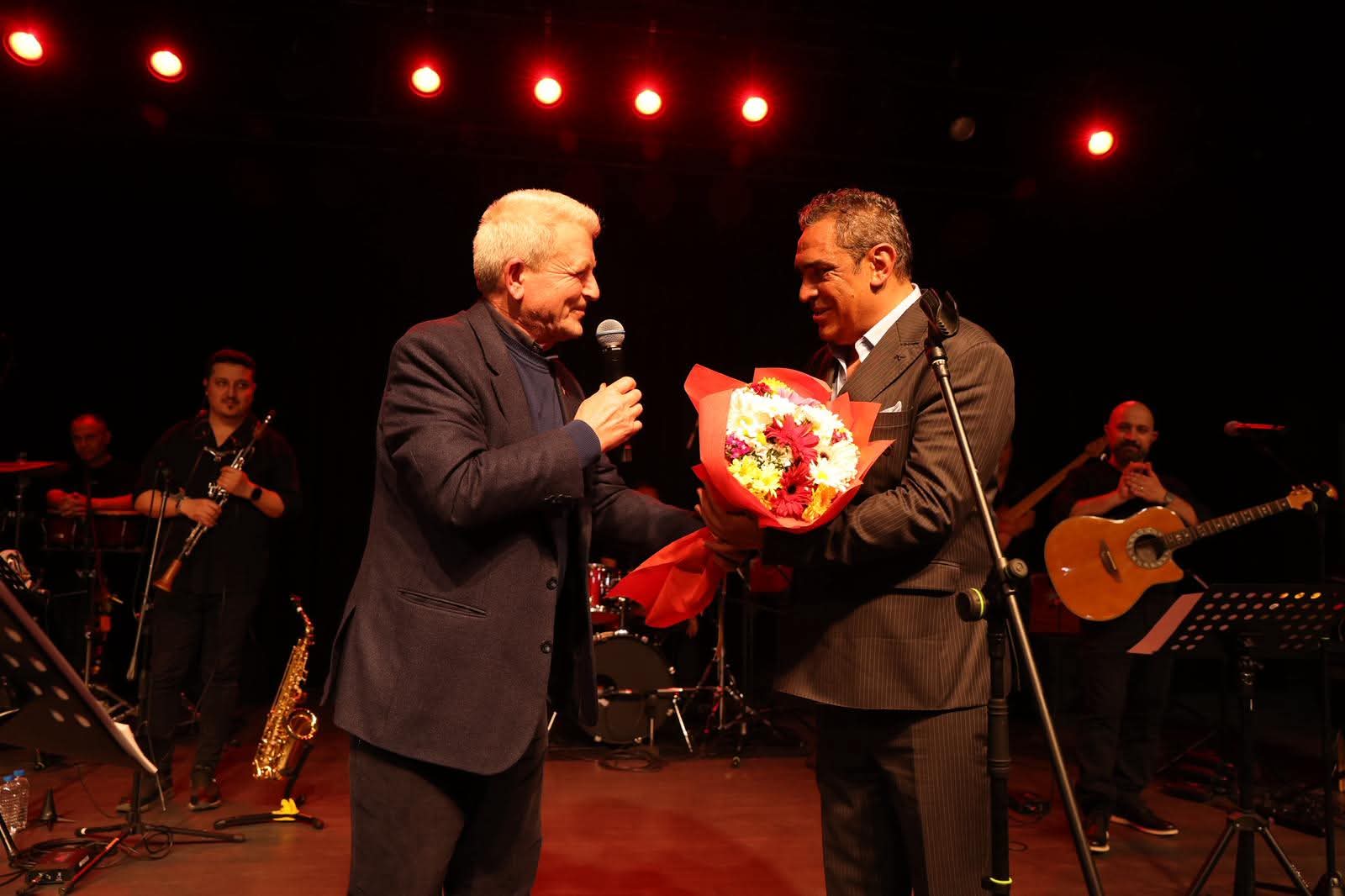 Çekmeköy’de Müzik Fırtınası! Ege Sahneyi Salladı, Geceye Coşku Damga Vurdu