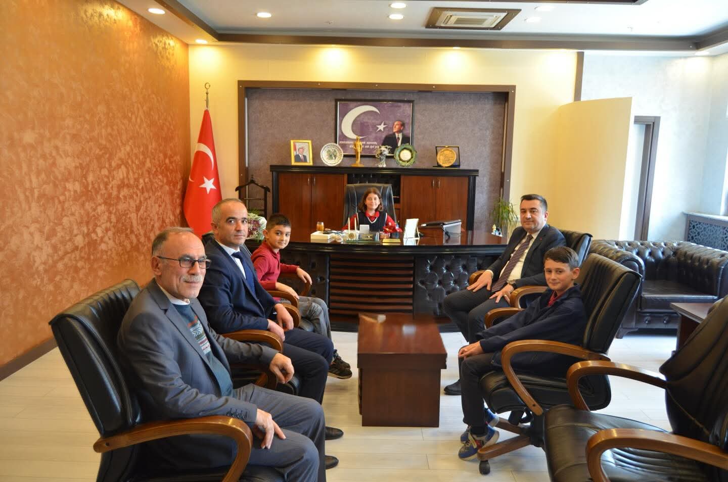 ÇEKEREK’TE 23 NİSAN COŞKUSU: KAYMAKAMLIK KOLTUĞU ÇOCUKLARA EMANET